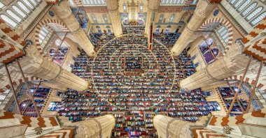 Muslims perform Eid al-Fitr prayers at Selimiye Mosque, in Edirne, Türkiye, July 17, 2015. (Shutterstock Photo)
