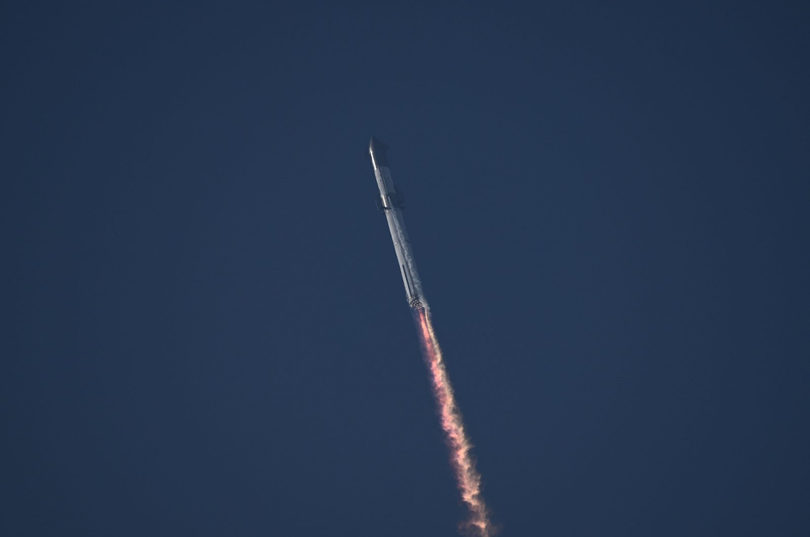 Roket terbesar di dunia, Starship milik SpaceX lepas landas tetapi meledak