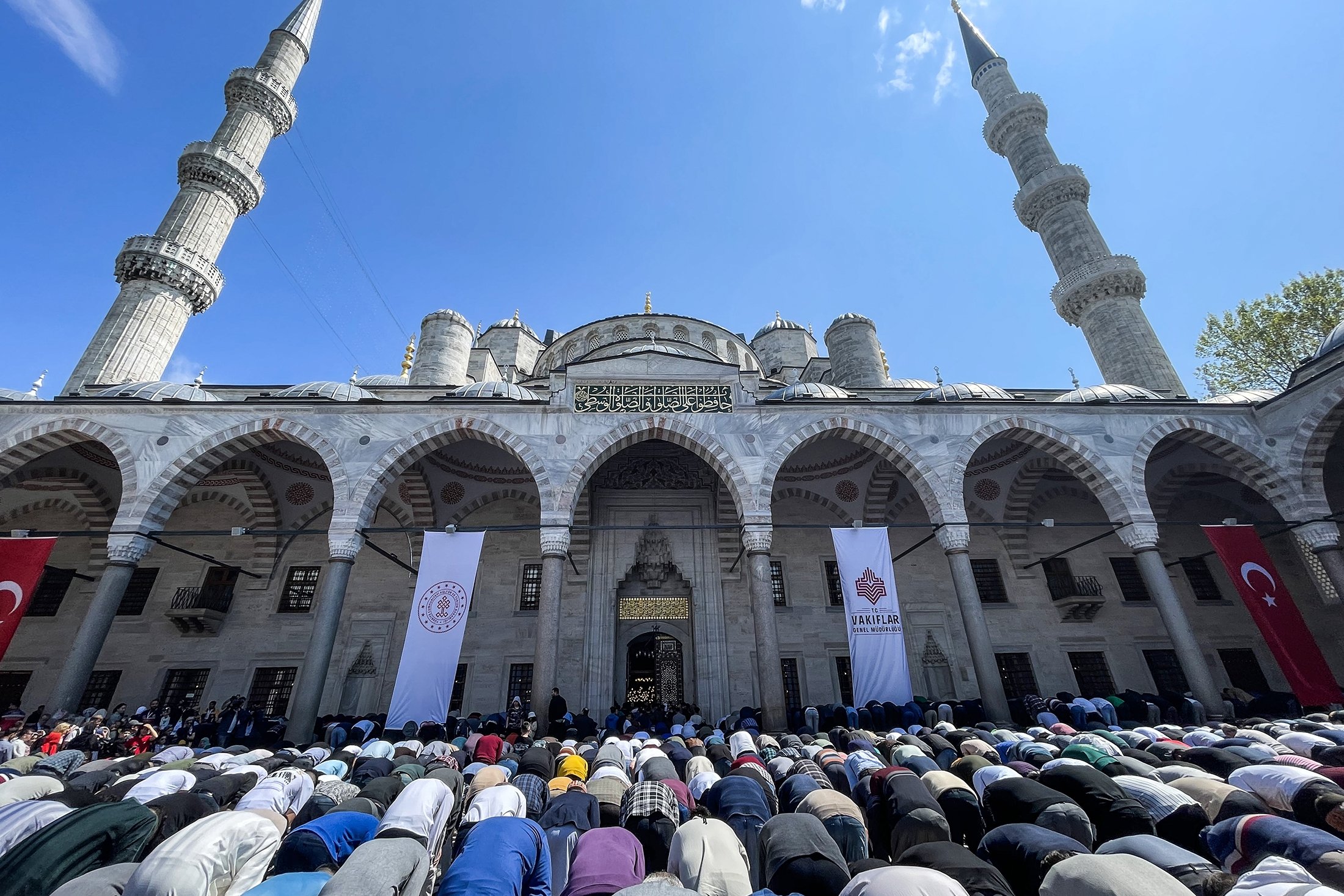 Jamaah melaksanakan salat Jumat di Masjid Biru yang baru dibuka kembali, di Istanbul, Türkiye, 21 April 2023. (Foto AA)