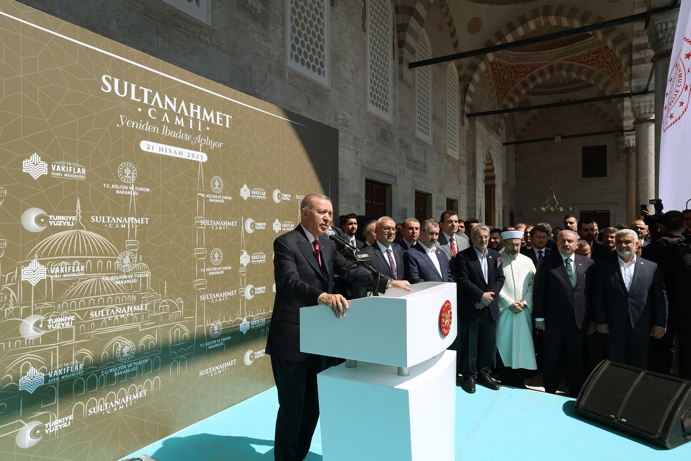 Presiden Recep Tayyip Erdoğan berbicara saat pembukaan kembali Masjid Biru, di Istanbul, Türkiye, 21 April 2023. (Foto AA)
