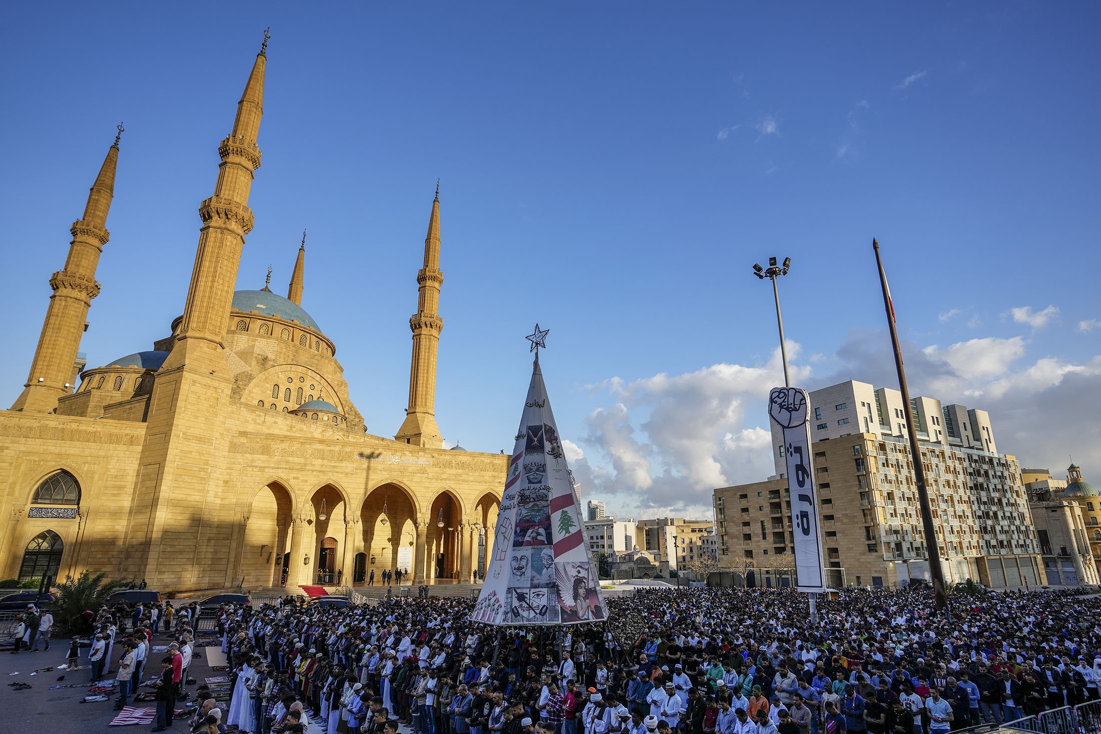 Umat ​​Muslim melaksanakan salat Idul Fitri di luar Masjid Mohammad al-Amin di pusat kota Beirut, Lebanon, 21 April 2023. (Foto AP)