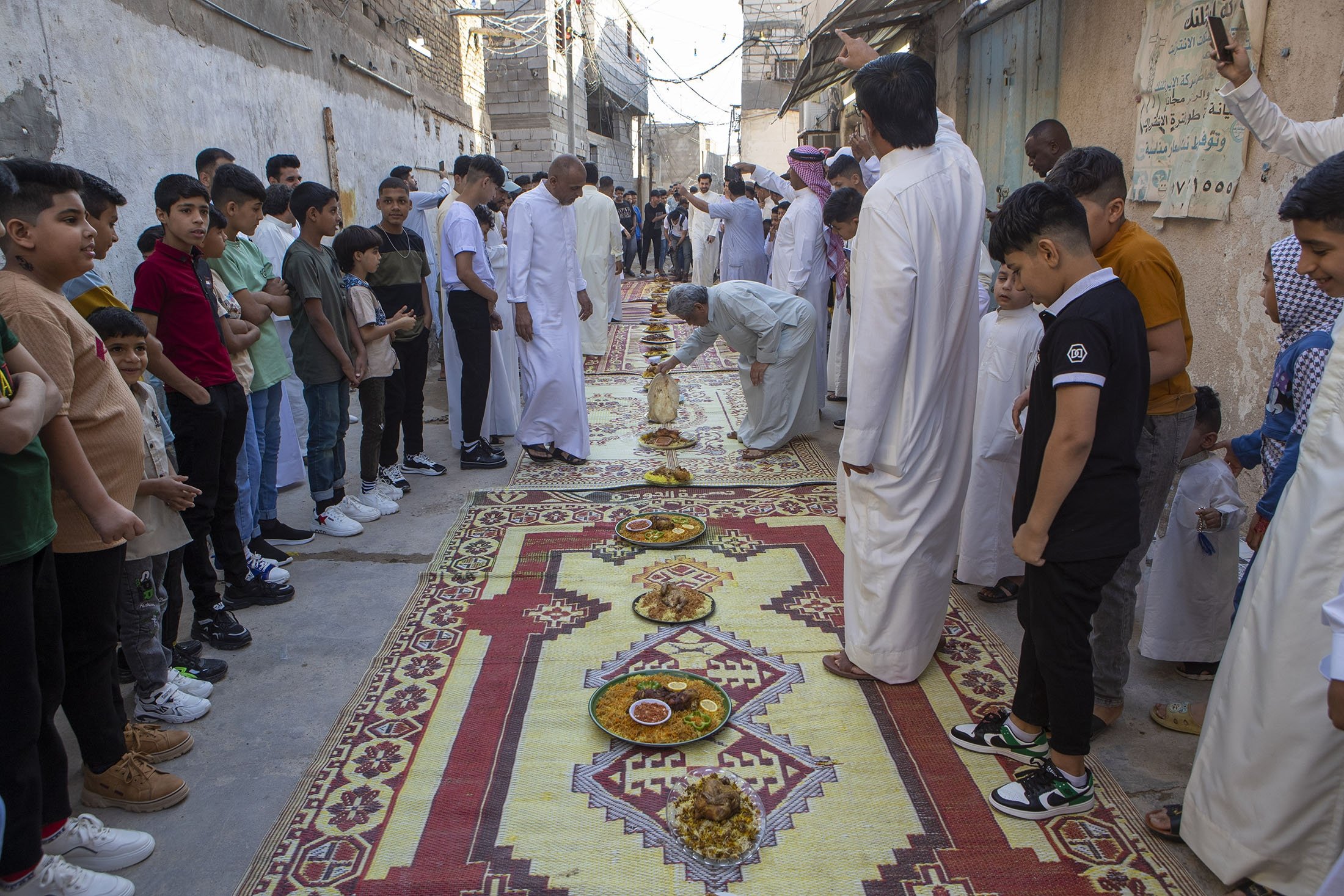 Warga Irak menyantap sarapan pagi di hari pertama libur Idul Fitri di Basra, Irak, 21 April 2023. (Foto AP)