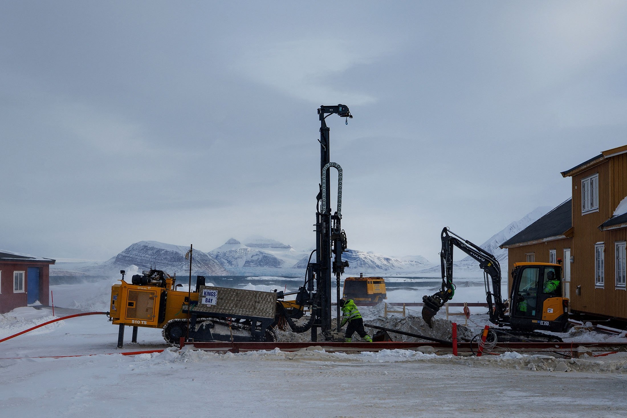 Kontraktor Kings Bay AS mengganti fondasi gedung Butikken, toko kota, setelah rusak akibat pencairan permafrost di Ny-Aalesund, Svalbard, Norwegia, 5 April 2023. (Foto Reuters)