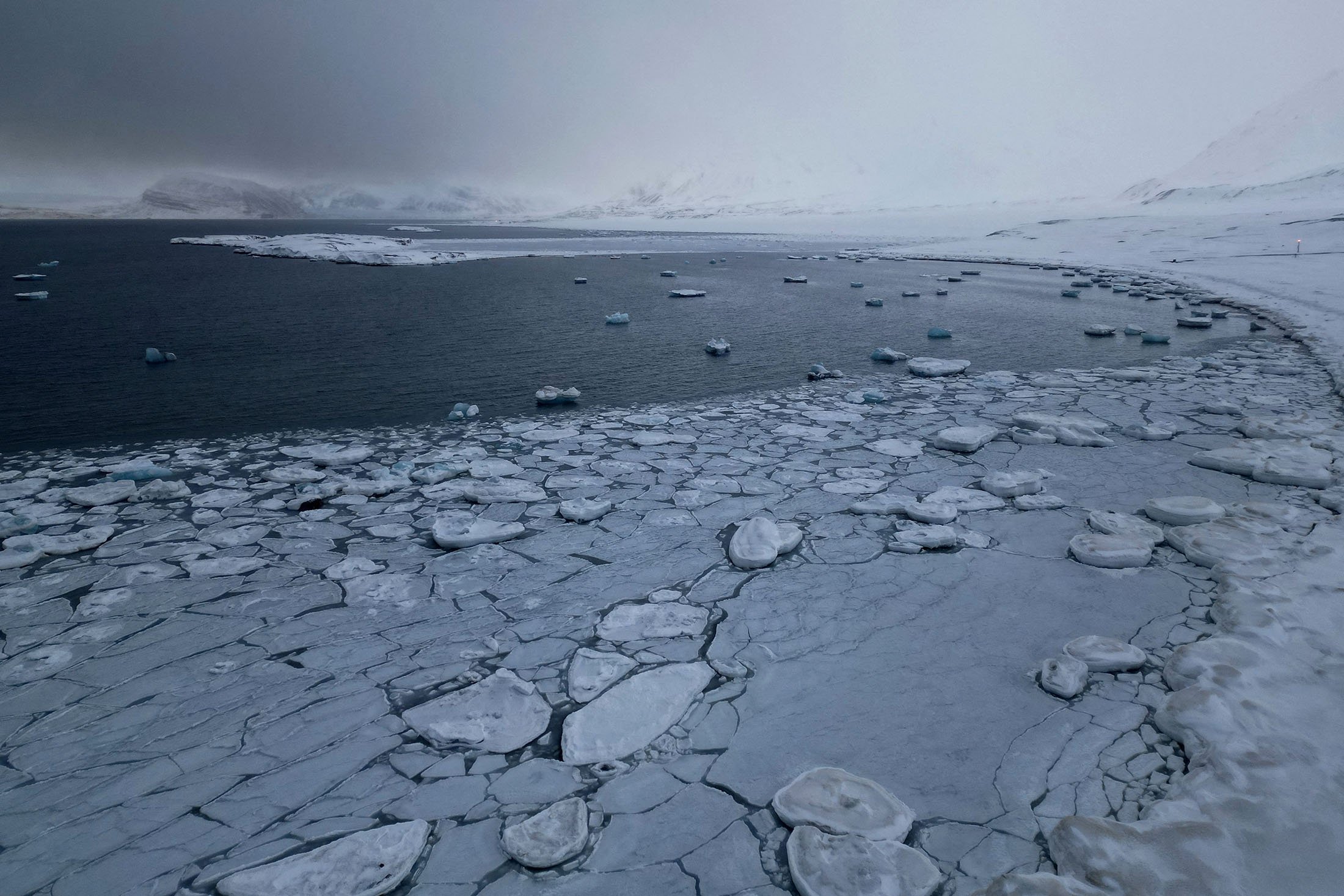 Gumpalan es terlihat di Kongsfjord, dekat Ny-Aalesund, Svalbard, Norwegia, 6 April 2023. (Foto Reuters)