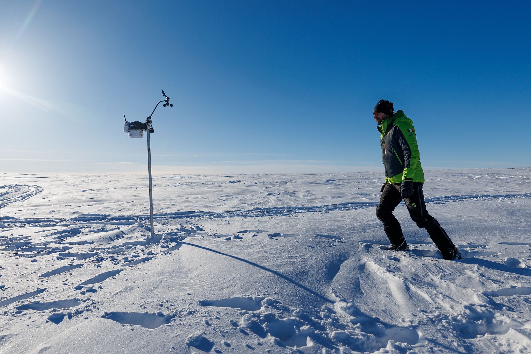 Ahli geokimia dan pemimpin ekspedisi Andrea Spolaor, berjalan di sepanjang kamp pengeboran Ice Memory, dekat Ny-Aalesund, Svalbard, Norwegia, 10 April 2023. (Foto Reuters)
