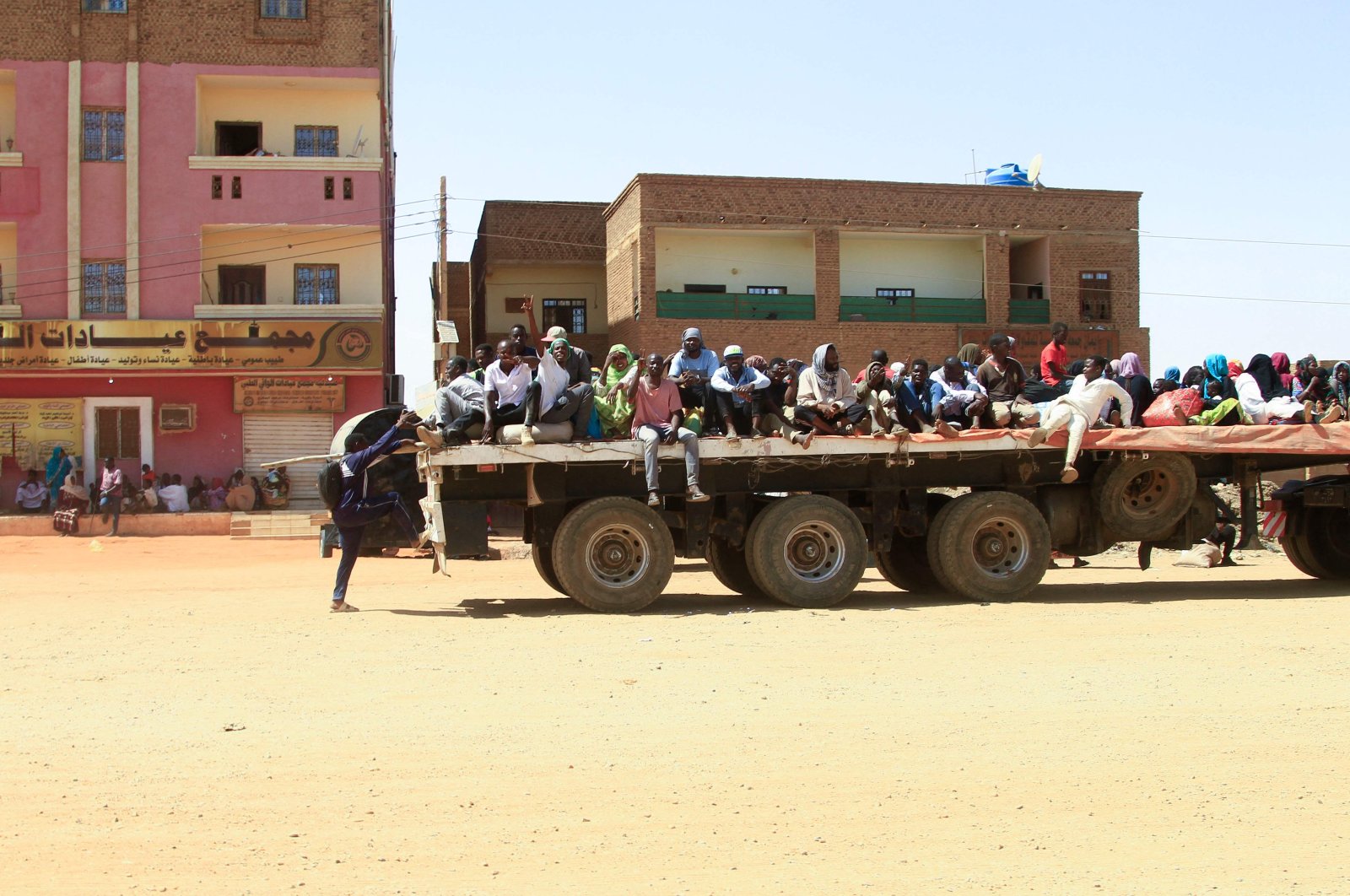 Konflik Sudan memasuki minggu ke-2 saat tentara setuju untuk membantu evakuasi