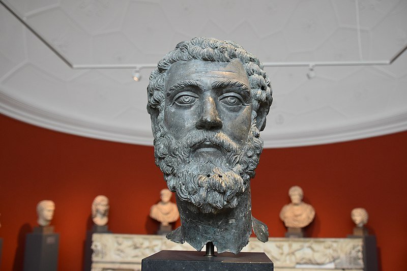 Kepala patung perunggu Septimus Severus saat ini dipamerkan di Museum Kopenhagen, Kopenhagen, Denmark, 22 April 2023. (Foto DHA)