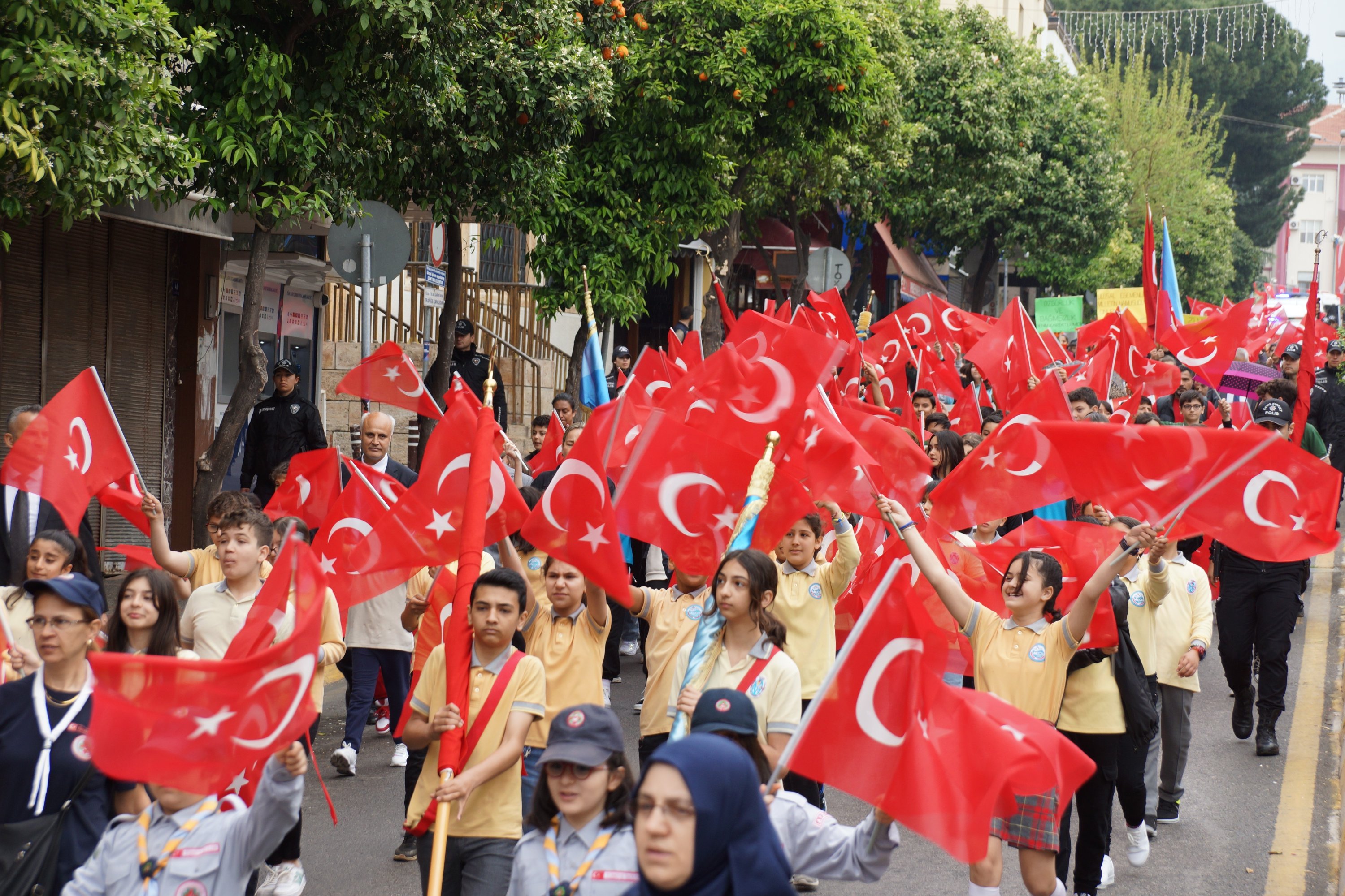 Anak-anak mengibarkan bendera untuk perayaan Hari Anak di Aydın, Türkiye, 23 April 2023. (Foto IHA)