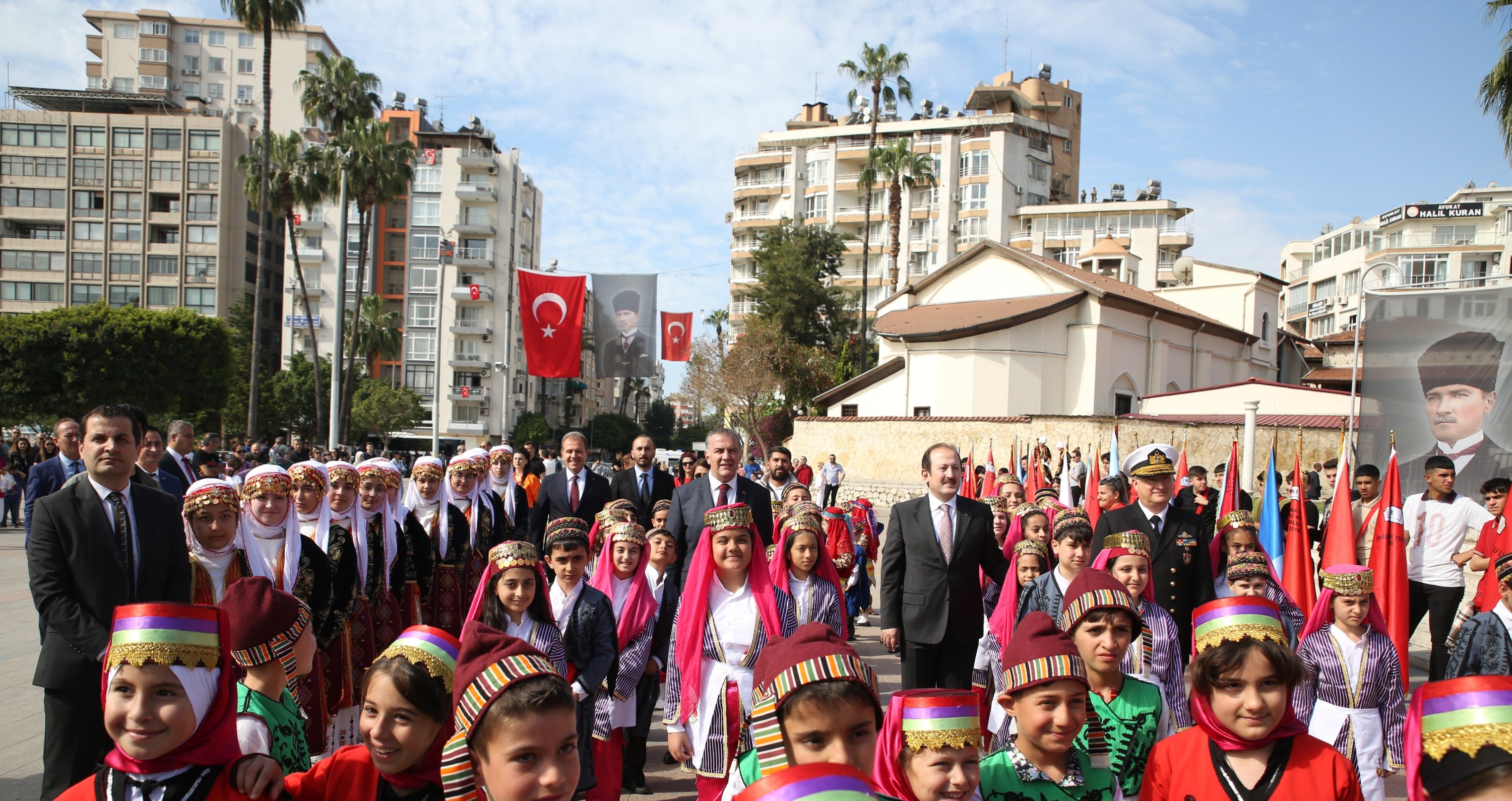 Anak-anak menghadiri upacara Hari Anak di Mersin, Türkiye selatan, 23 April 2023. (Foto IHA)