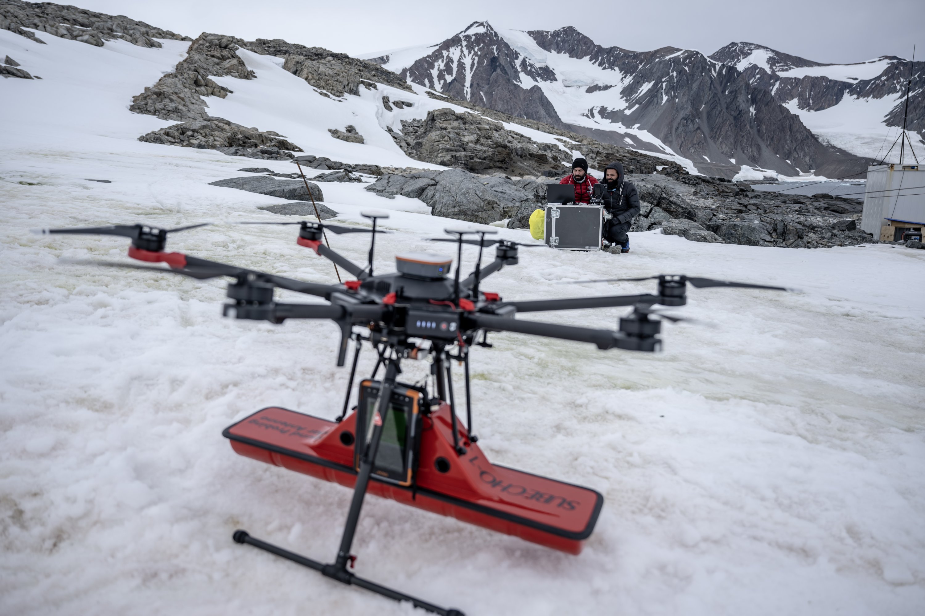 Pemimpin Ekspedisi Sains Antartika Nasional ke-7 Özgün Oktar (kanan) dan asisten peneliti teknik dari Universitas Teknik Yıldız Mustafa Fahri Karabulut (kiri) terlihat melakukan pengukuran dengan UAV, Antartika, 22 April 2023. (Foto AA)