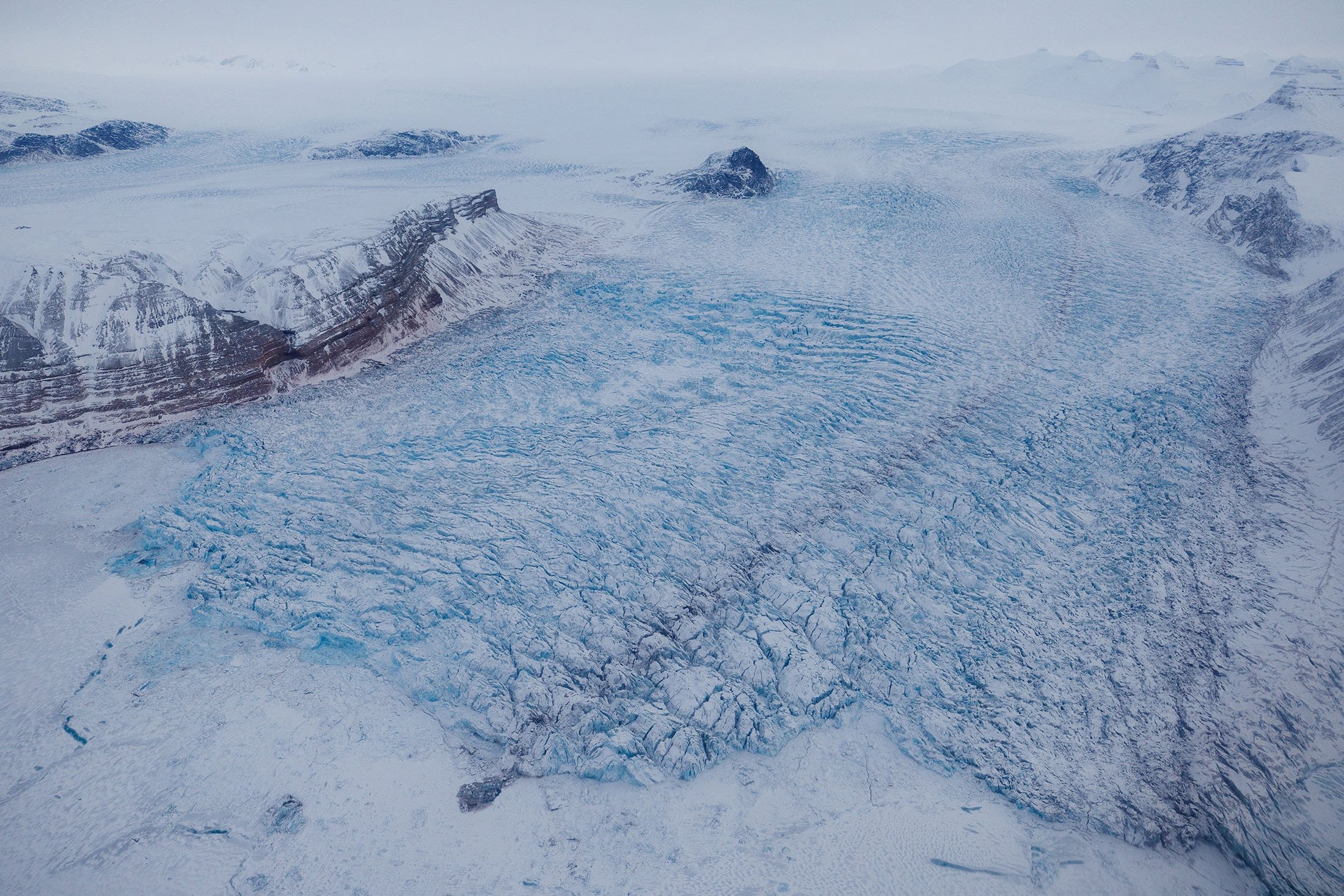 Gletser Kronebreen terlihat di Kongsfjord, dekat Ny-Aalesund, Svalbard, Norwegia, 5 April 2023. (Foto Reuters)