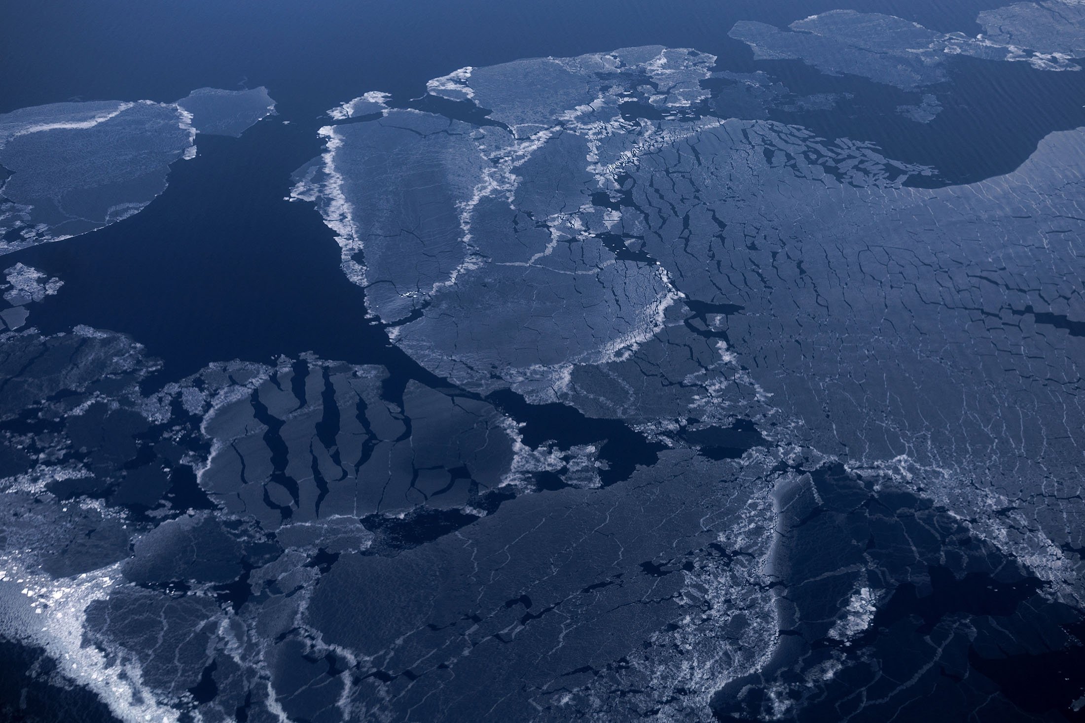 Pemandangan umum lautan es di Samudra Arktik di dekat pantai Svalbard, Norwegia, 5 April 2023. (Foto Reuters)