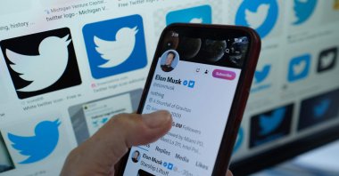 This illustration photo shows Elon Musk&#039;s blue tick next to his name on a smartphone, in Los Angeles, U.S., April 20, 2023. (AFP Photo)