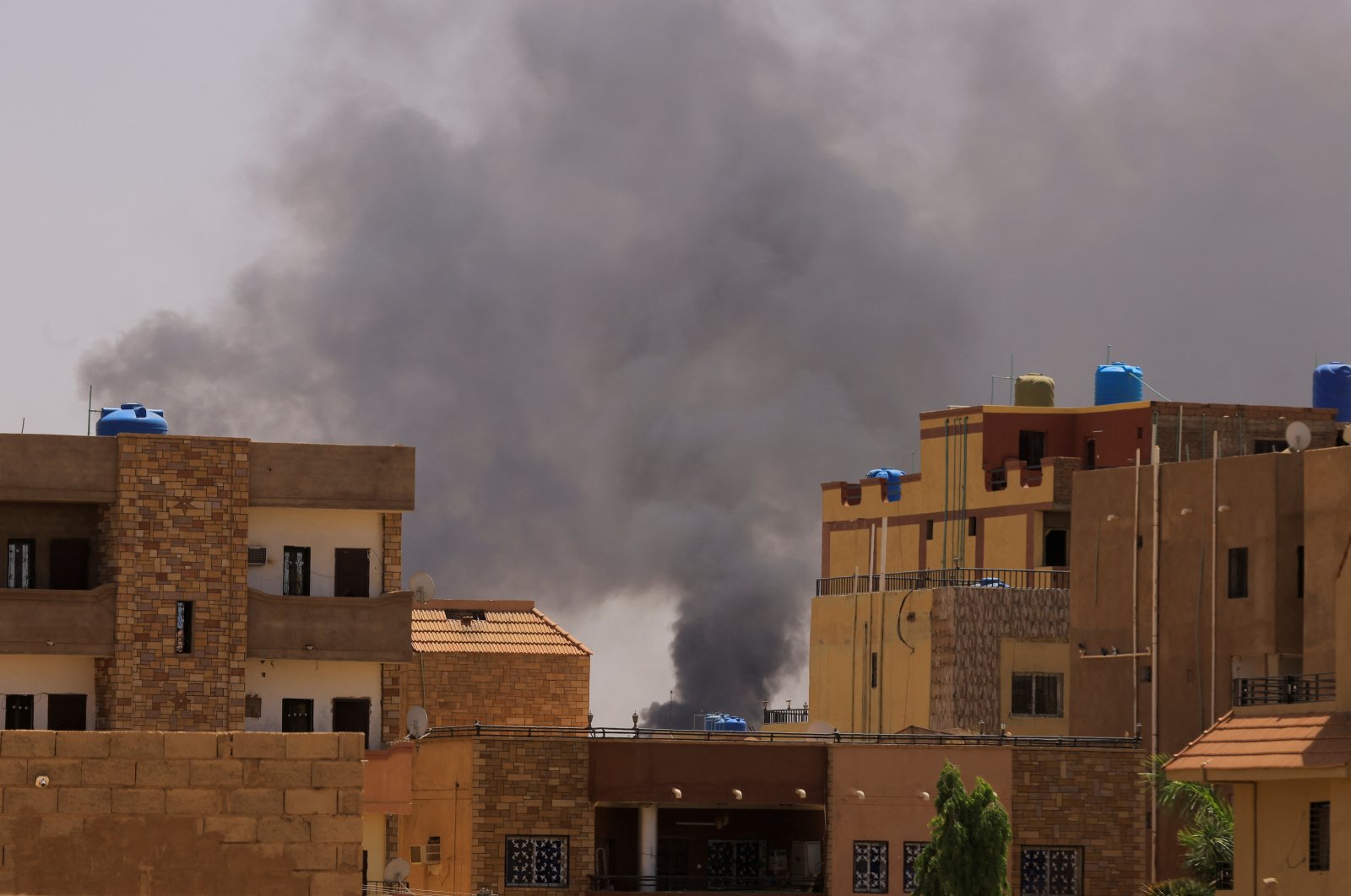 Smoke is seen rise from buildings during clashes between the paramilitary Rapid Support Forces and the army, Khartoum, Sudan, April 22, 2023. (Reuters Photo)