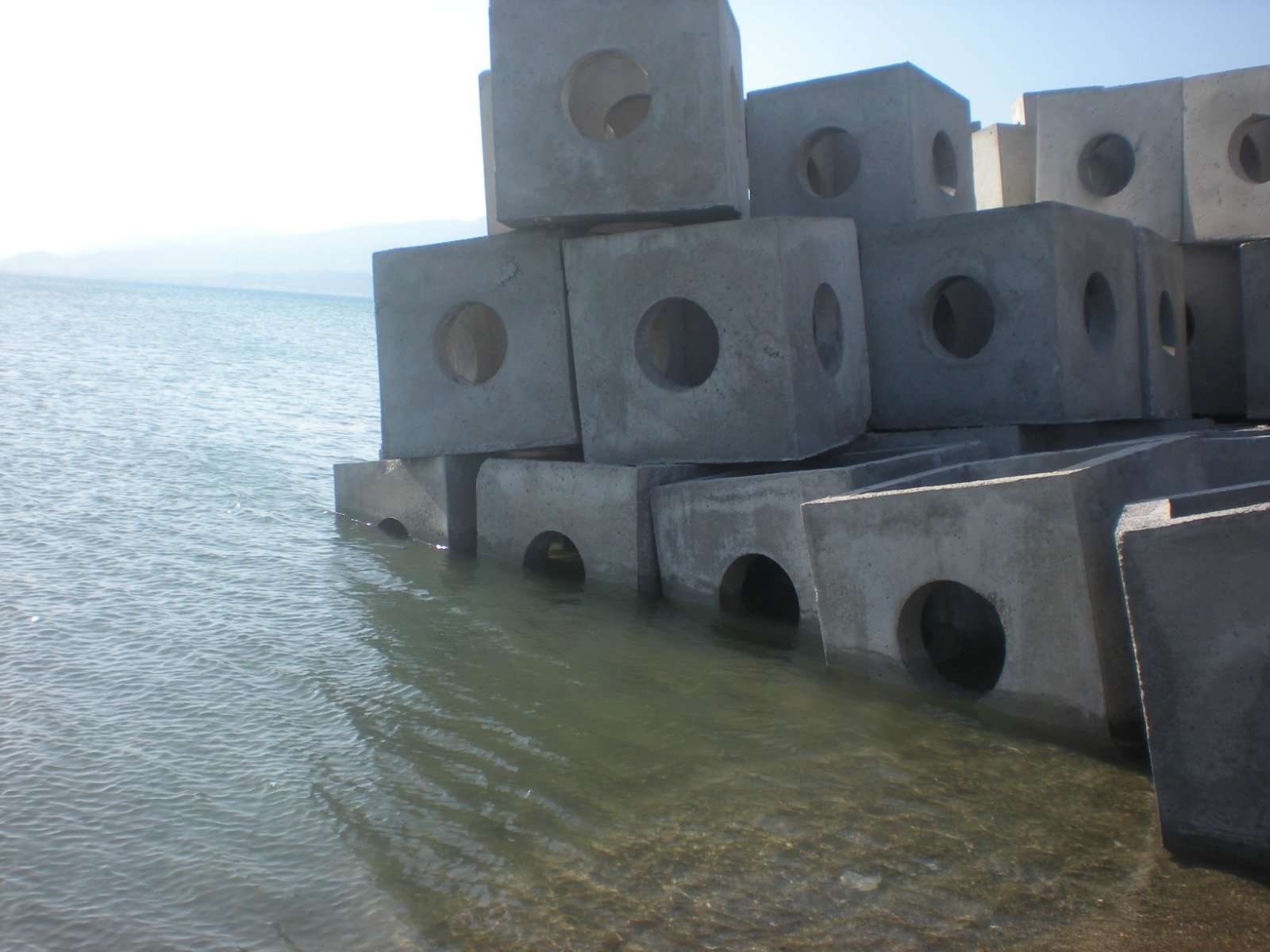 Blok beton yang digunakan dalam proyek terumbu buatan negara yang dilaksanakan oleh Kementerian Pertanian dan Kehutanan menunggu untuk dipindahkan ke laut lepas pantai Türkiye, 23 April 2023. (Foto AA)