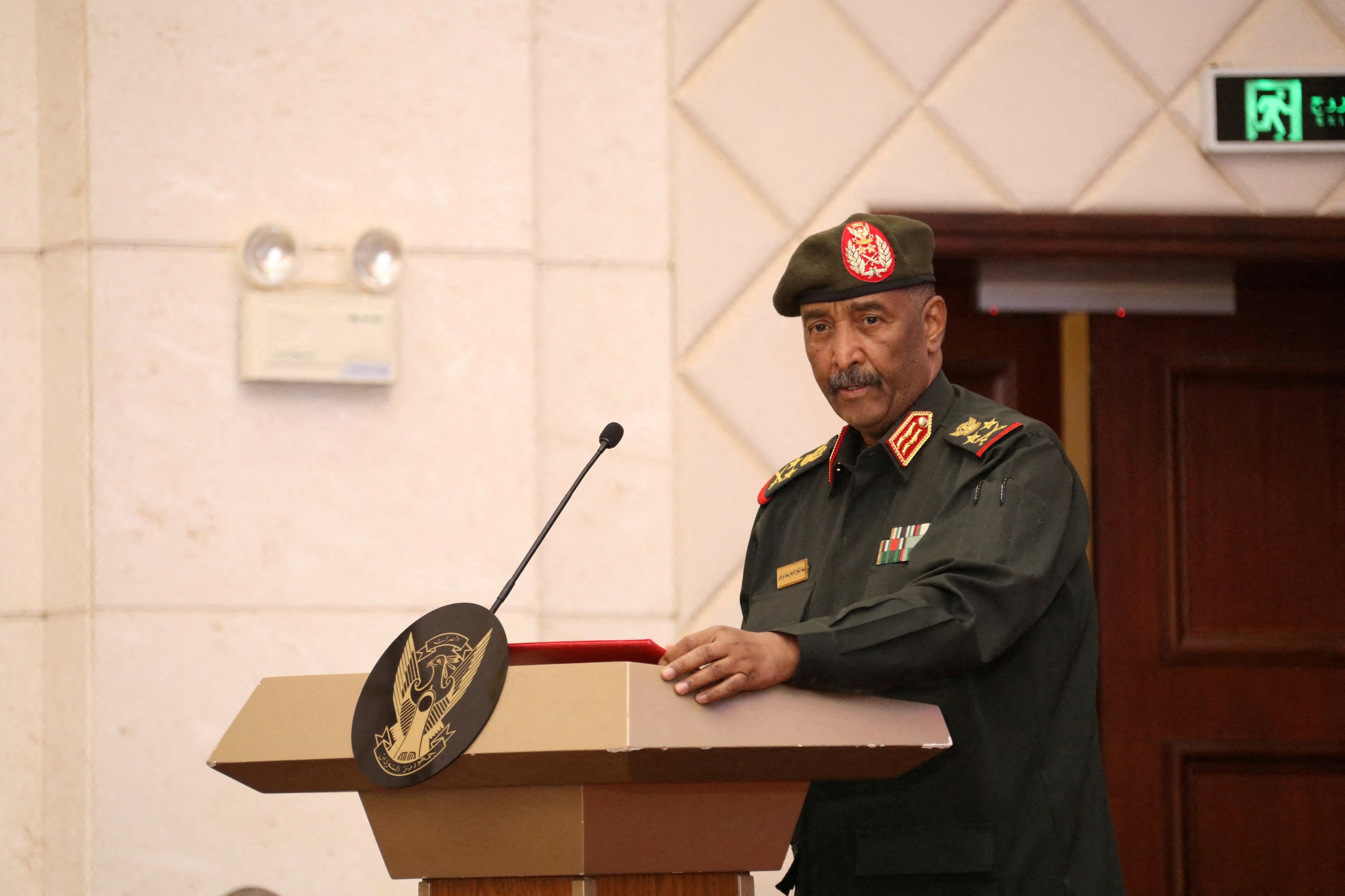 Pemimpin militer Sudan Jenderal Abdel Fattah al-Burhan dalam sebuah upacara, Khartoum, Sudan, 5 Desember 2022. (Foto Reuters)