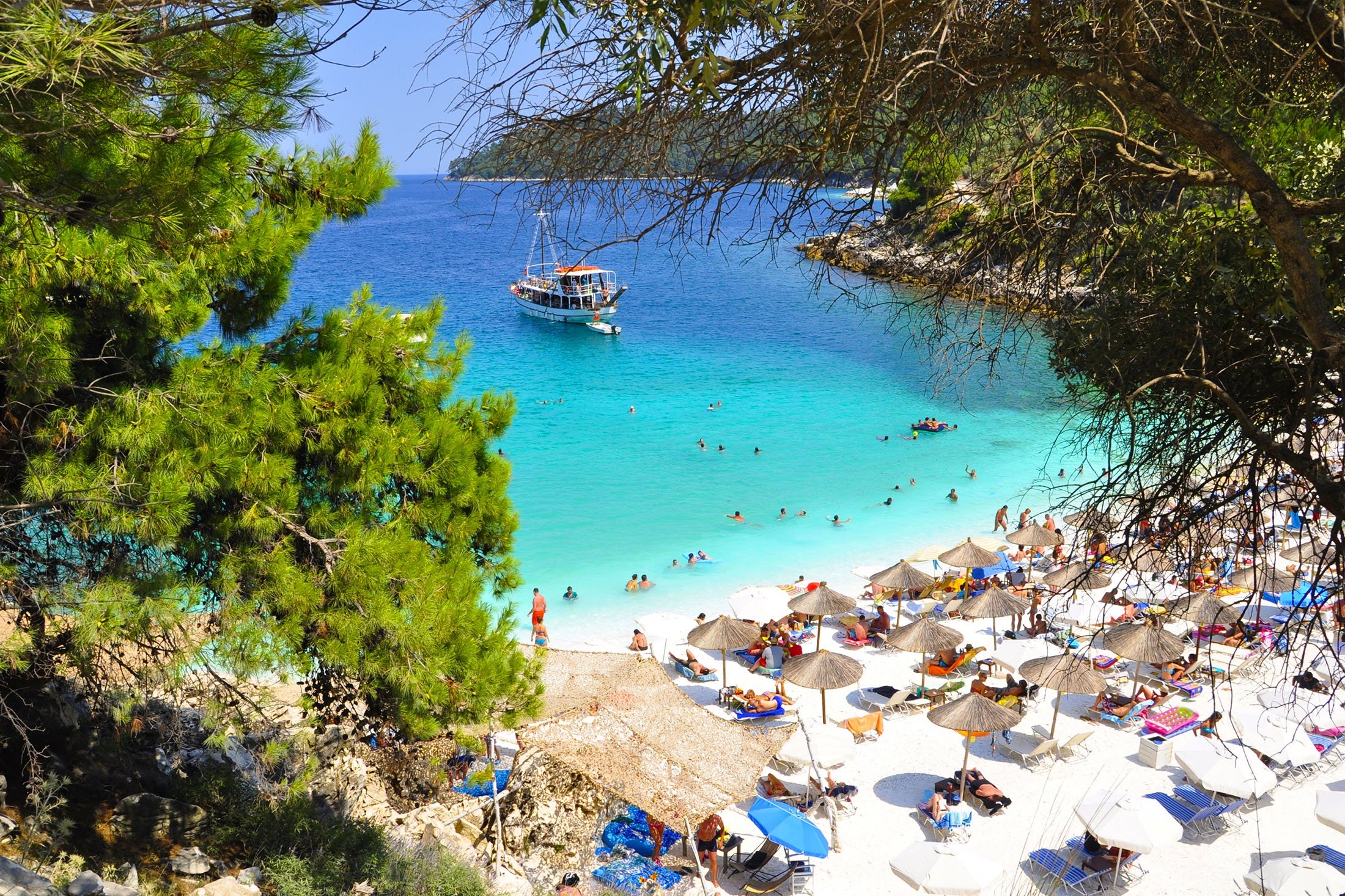 Sebuah pantai di pulau Thasos, Yunani.  (Foto Shutterstock)