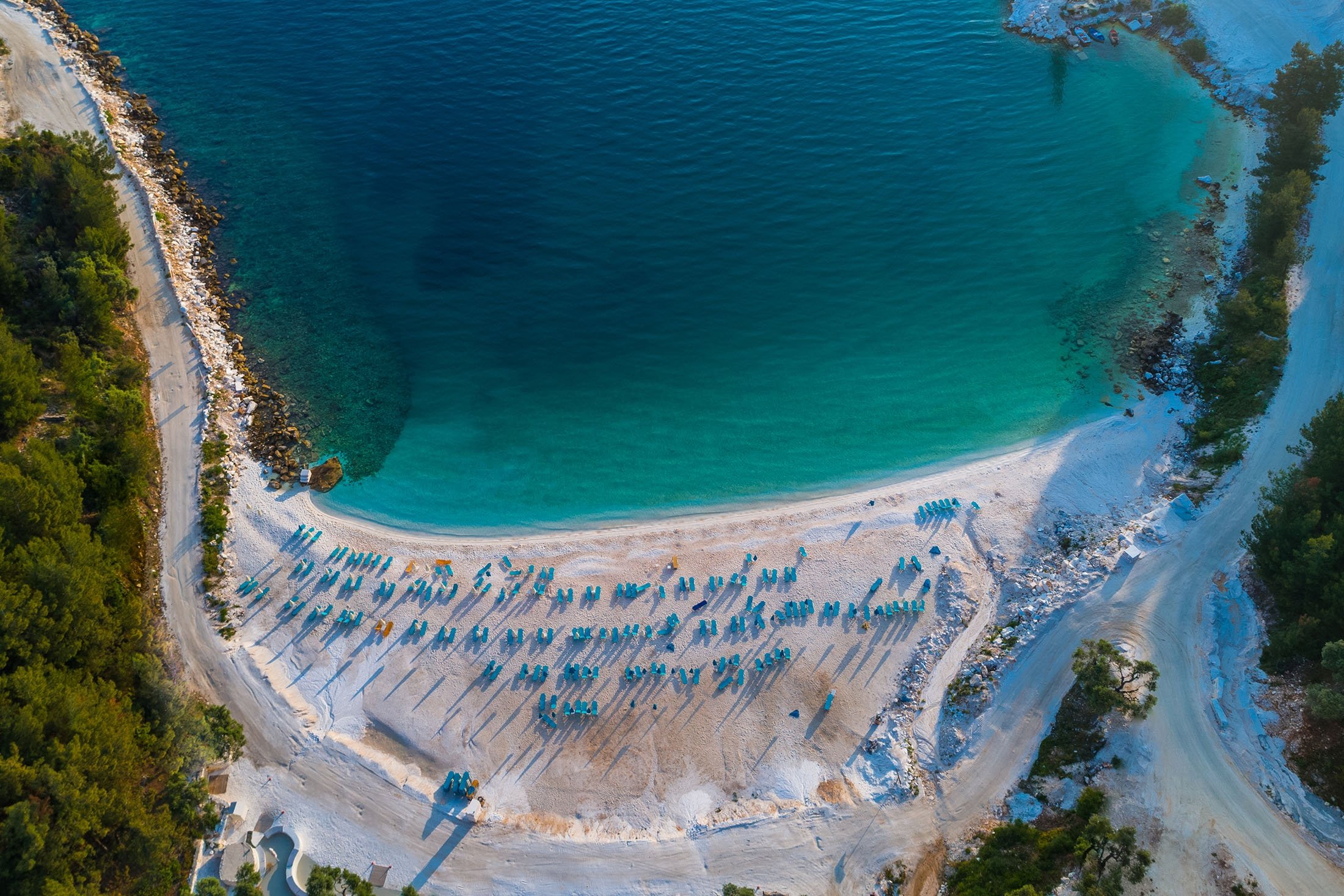 Pantai Marble di pulau Thasos, Yunani.  (Foto Shutterstock)