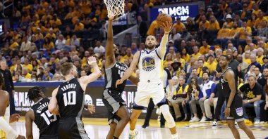 Golden State Warriors guard Stephen Curry (C) goes to the basket for two points as Sacramento Kings forward Harrison Barnes (L-C) defends during the third quarter of game four of the NBA Western Conference first round at Chase Center, San Francisco, U.S., April 23, 2023. (EPA Photo)