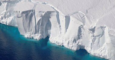 An aerial view of the 60-meter-tall front of the Getz Ice Shelf with cracks, in Antarctica, 2016. (Reuters Photo)