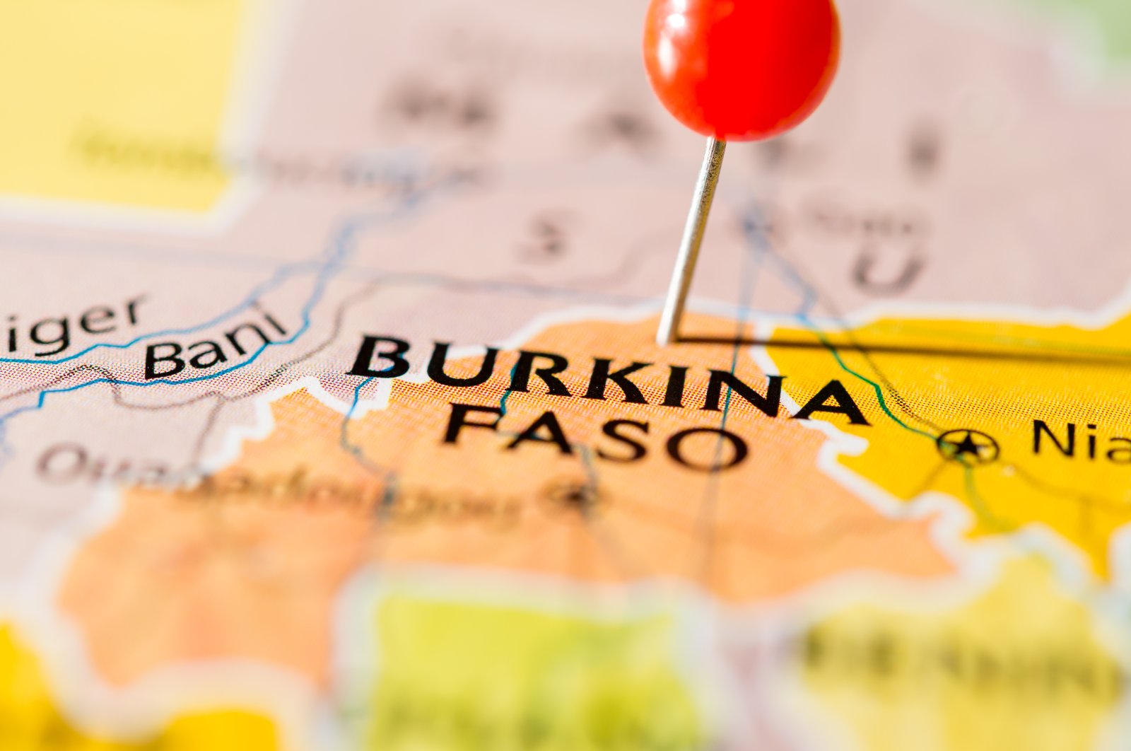 Pria bersenjata berseragam membunuh 60 warga sipil di Burkina Faso utara
