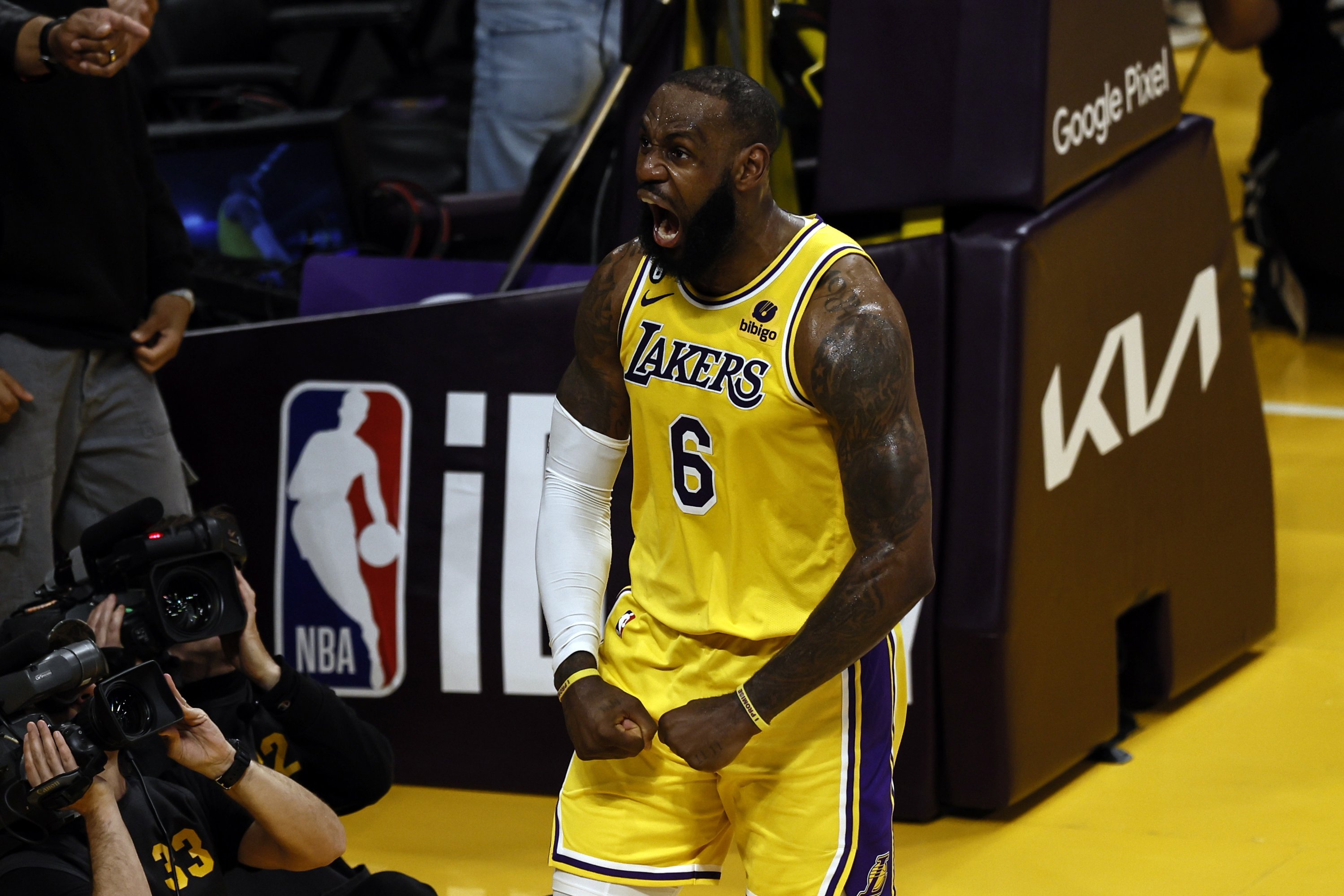 LeBron James, Lakers Put Grizzlies on Brink of Elimination With