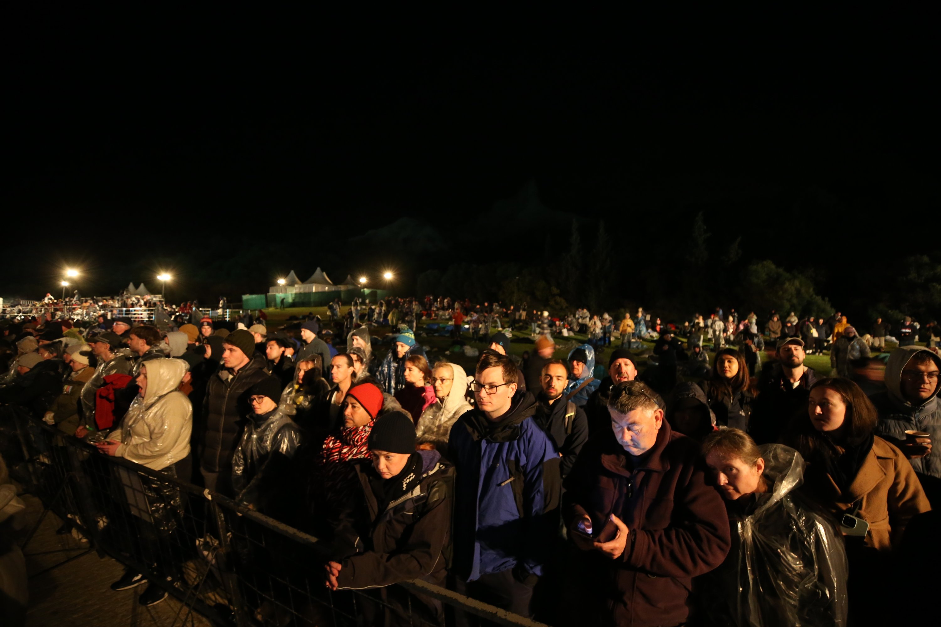 Orang-orang berkumpul menjelang kebaktian subuh di Çanakkale, Türkiye barat, 25 April 2023. (Foto AA)