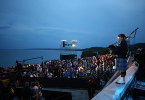 People attend the dawn service at Anzac Cove, Çanakkale, western Türkiye, April 25, 2023. (AA Photo)