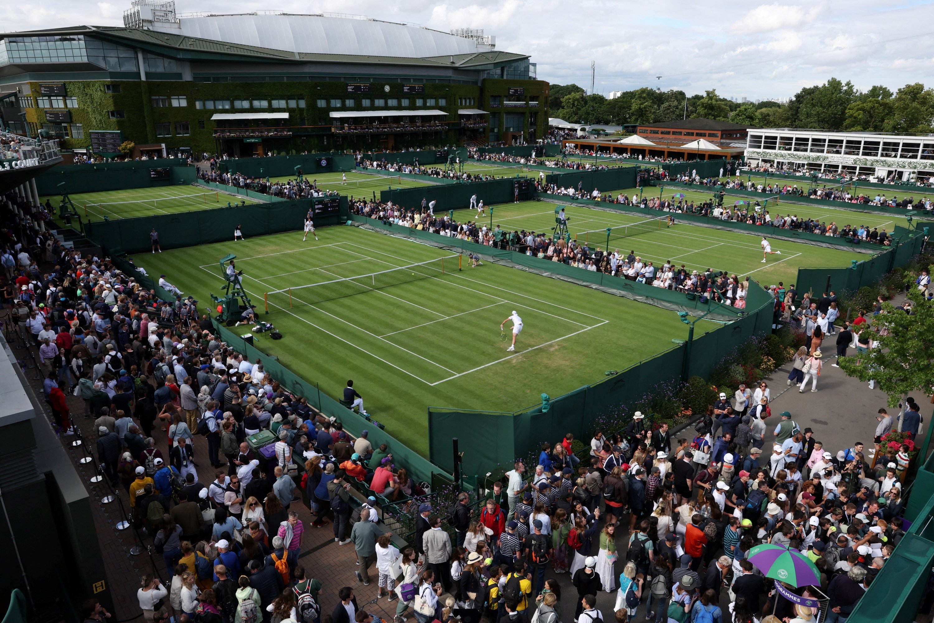 Pemandangan umum lapangan luar selama Kejuaraan Wimbledon 2022 di All England Lawn Tennis and Croquet Club, London, Inggris, 27 Juni 2022. (Foto Reuters)