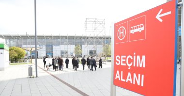 A sign that reads &quot;Election Area&quot; in Turkish points in the direction of an expo center that houses voting stations for Türkiye&#039;s upcoming elections, in Hannover, Germany, April 25, 2023. (AA Photo)