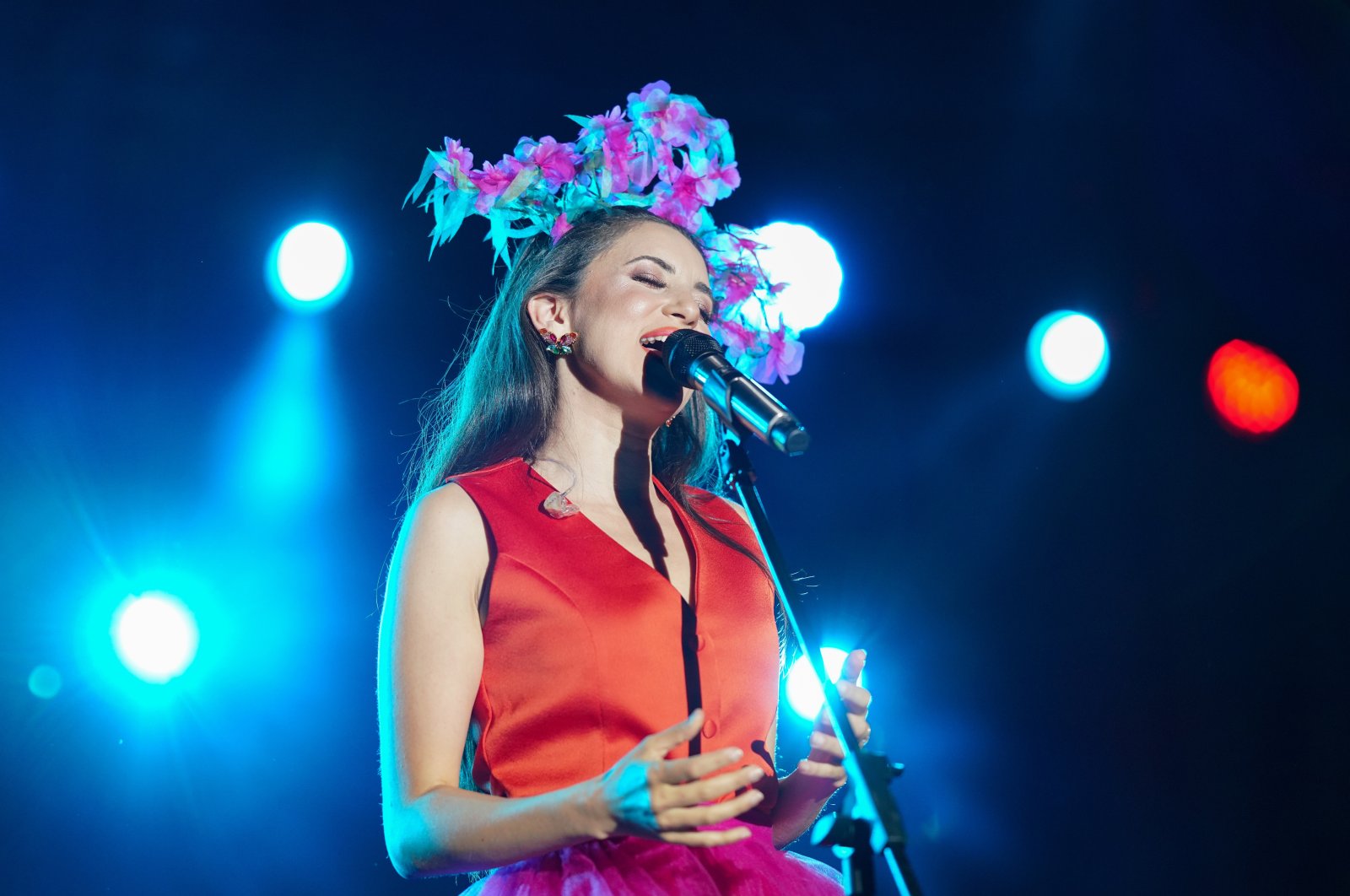 Penyanyi Belanda Turki Karsu untuk tampil di Istanbul dengan catatan penuh perasaan