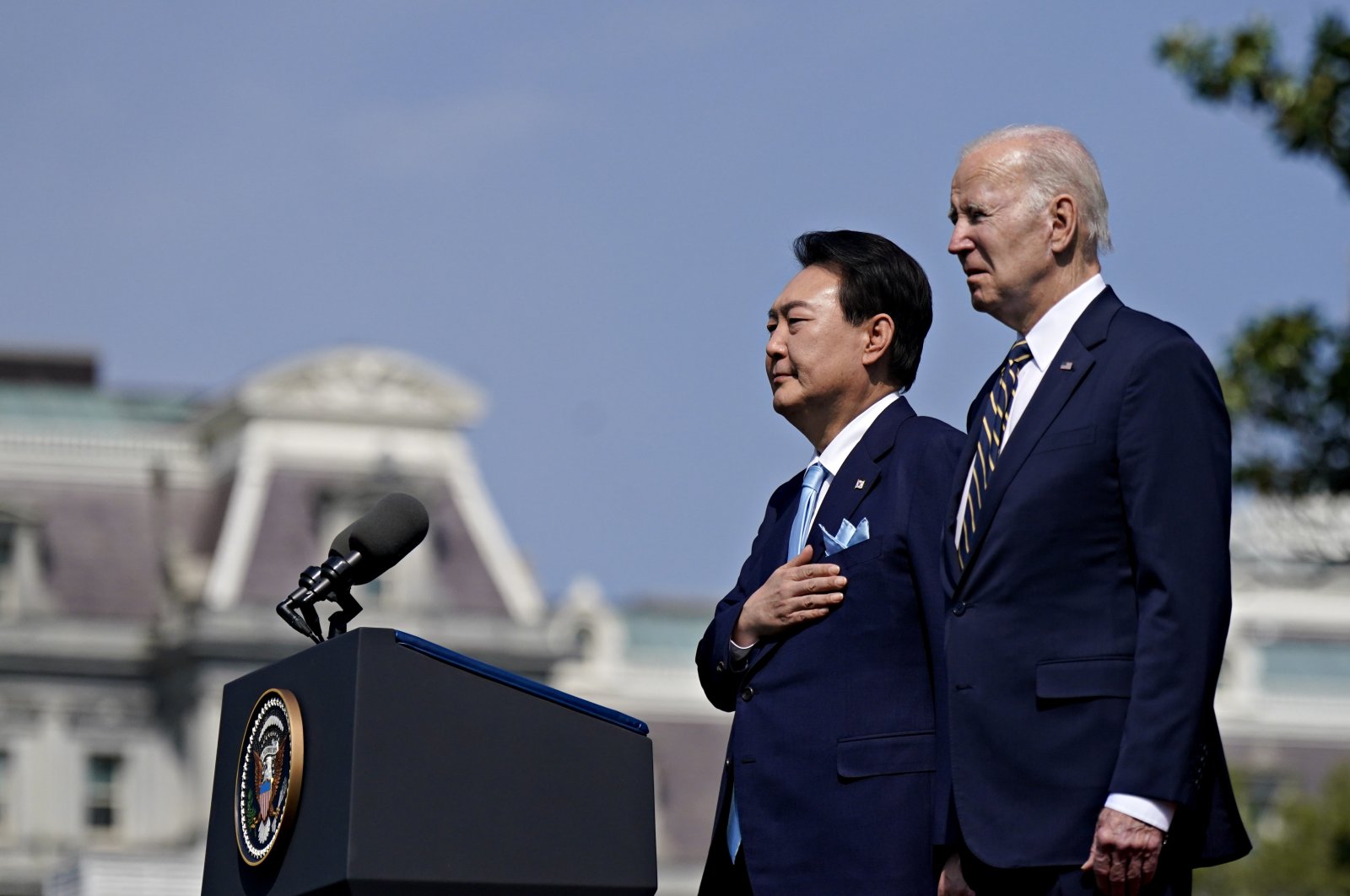 U.S. President Joe Biden (R) with South Korean President Yoon Suk Yeol (L) at an arrival ceremony during a state visit with on the South Lawn of the White House in Washington, D.C., April 26, 2023. (EPA Photo)