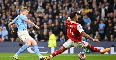 Arsenal&#039;s English defender Ben White (R) defends a shot from Manchester City&#039;s Belgian midfielder Kevin De Bruyne during the English Premier League football match between Manchester City and Arsenal at the Etihad Stadium, Manchester, UK., April 26, 2023. (AFP Photo)