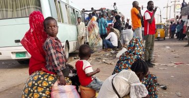 People gather to ride trucks as they flee clashes in Khartoum, Suda, April 26, 2023. (Reuters Photo)