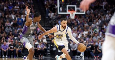 Golden State Warriors' Stephen Curry (R) in action with Sacramento Kings' De'Aaron Fox (L) during the second half of Game Five of the Western Conference First Round playoffs at Golden 1 Center, Sacramento, U.S., April 26, 2023. (AFP Photo)