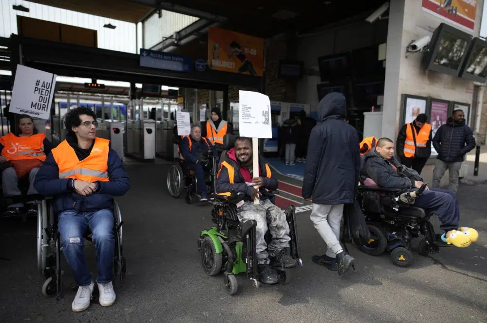 Protes hak-hak penyandang cacat sebelum Olimpiade Paris menarik janji