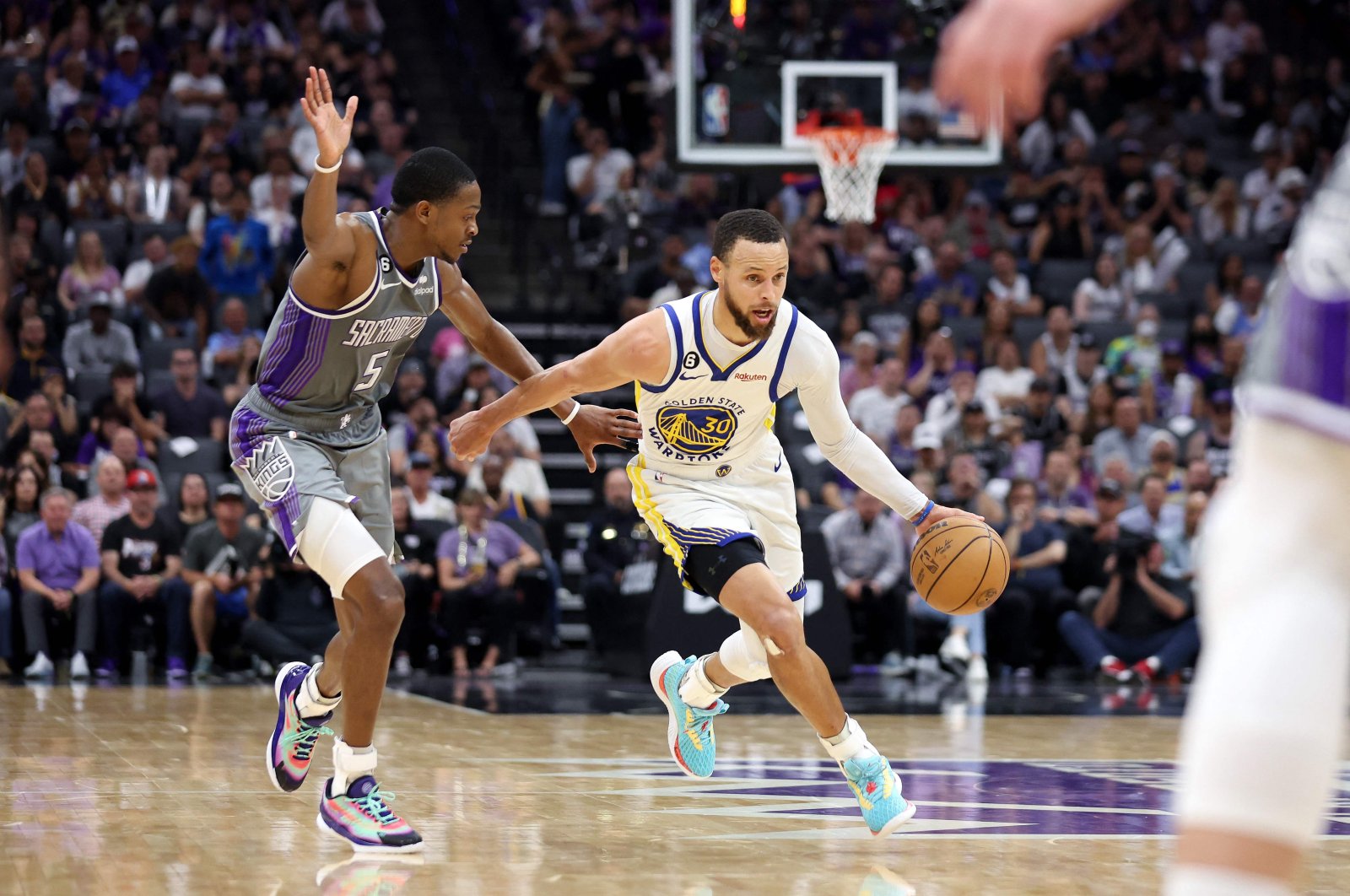 Curry mengantar serangan Warriors atas Kings untuk merebut keunggulan seri 3-2