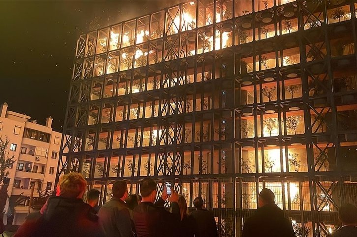 Api menelan gedung kondominium mewah di Izmir Türkiye