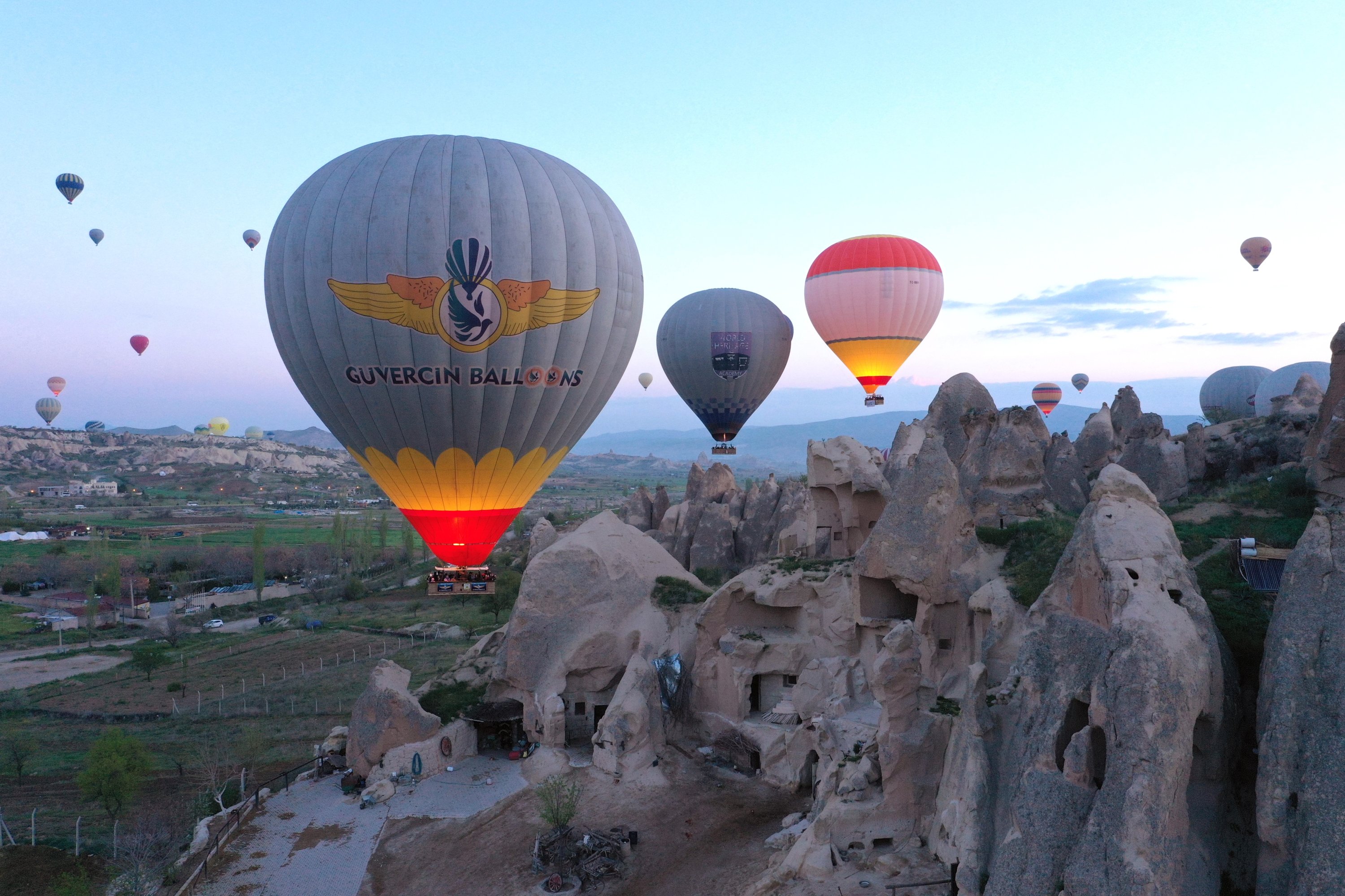 Balon udara terlihat di langit di Cappadocia yang terkenal, provinsi Nevşehir, Türkiye, 21 April 2023. (Foto AA)