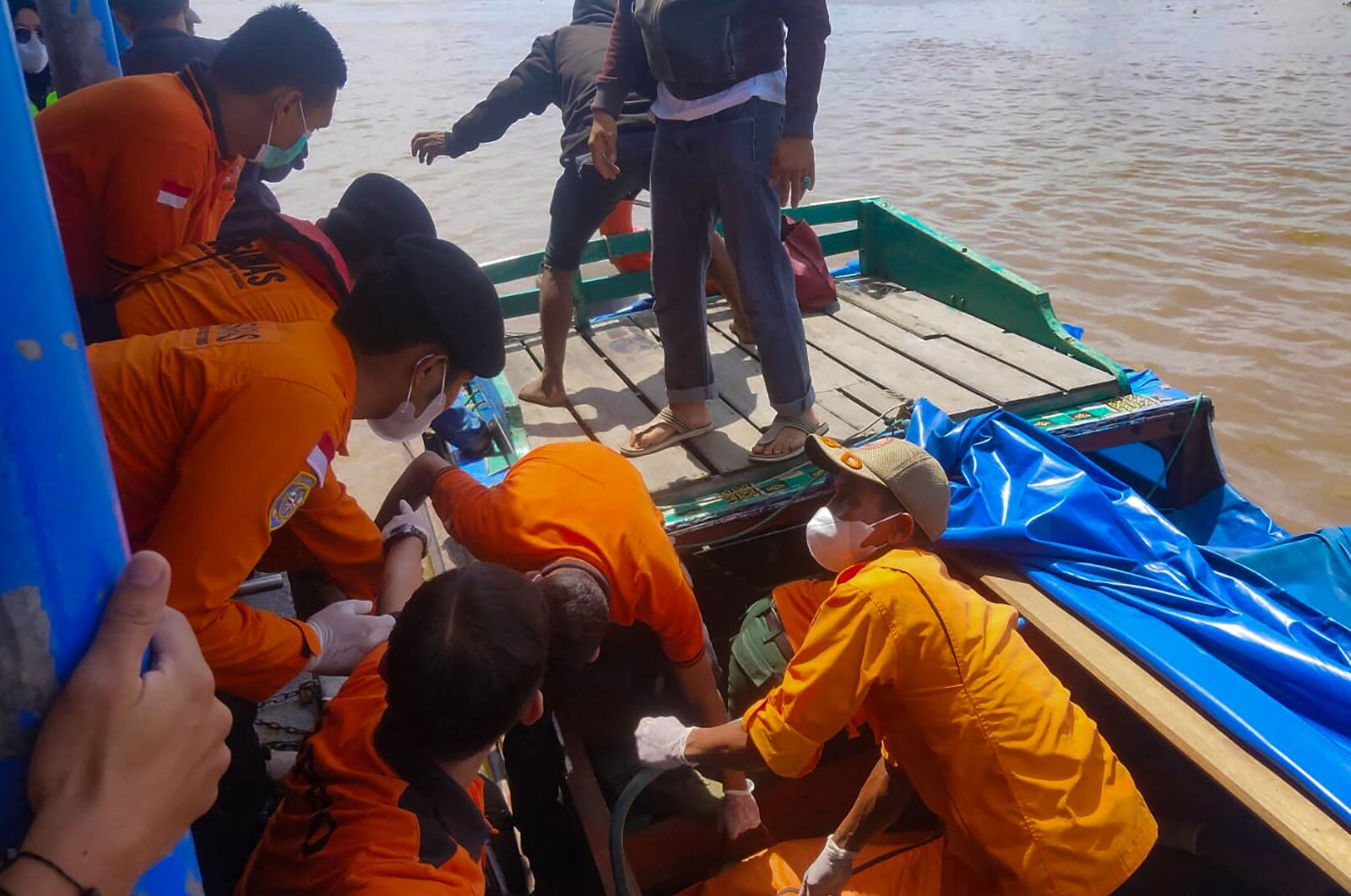 11 tewas, 9 masih hilang setelah kapal terbalik di Indonesia barat