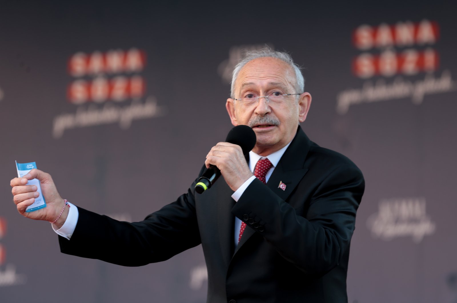 Kemal Kılıçdaroğlu speaks at a rally in Burdur, southwestern Türkiye, April 25, 2023. (AA Photo)