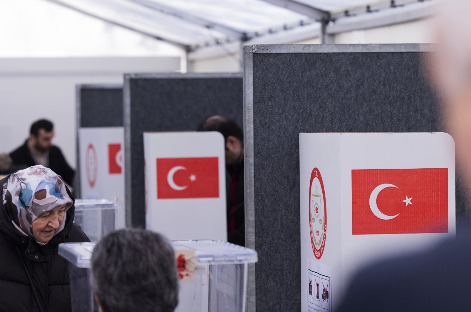 Voters cast their ballots for Türkiye&#039;s parliamentary and presidential election at the Consulate General of Türkiye in Huerth near Cologne, Germany, April 27, 2023. (AP Photo)