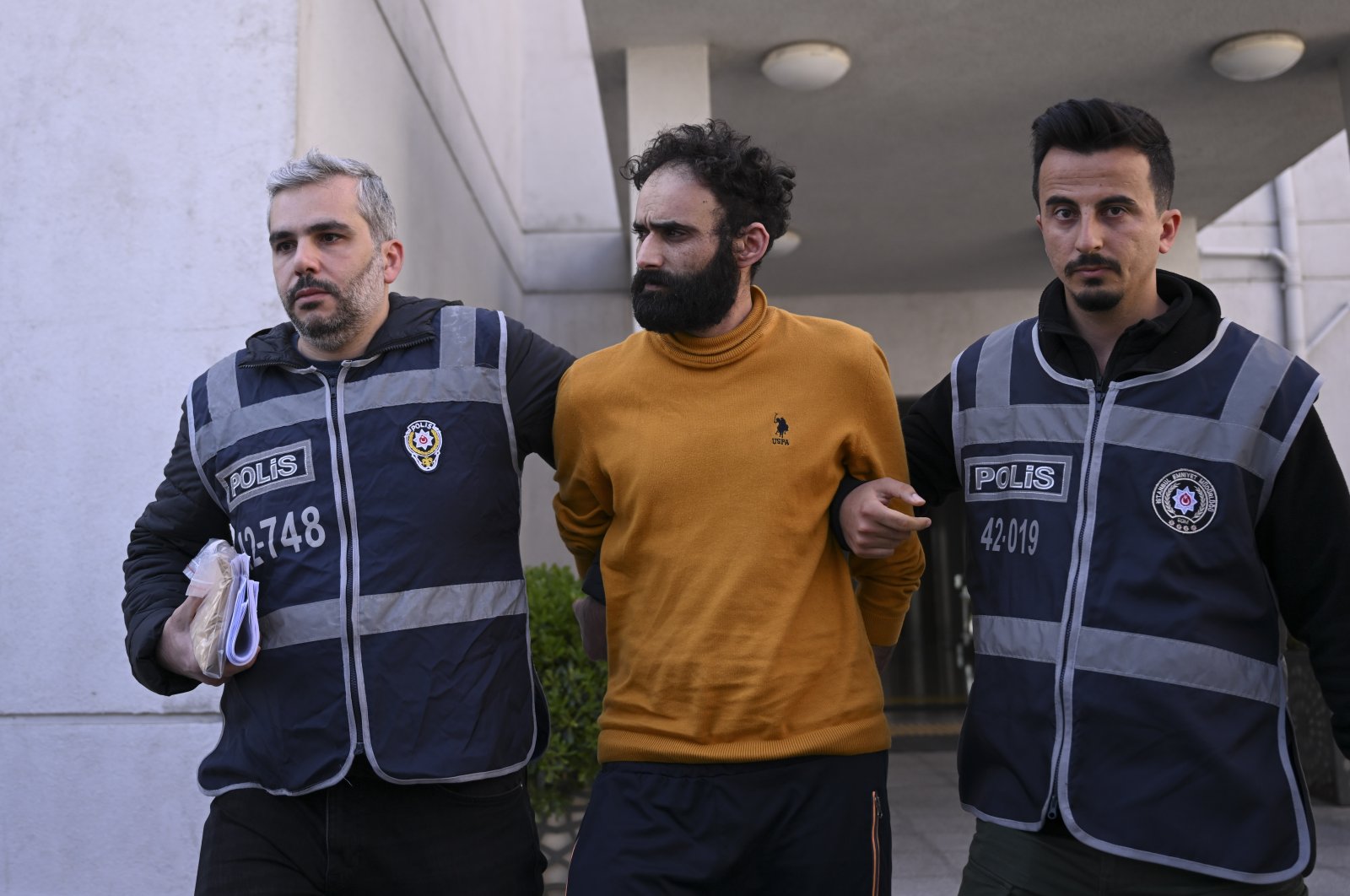 Police officers escort captured terrorist Rasim Akyol, in Istanbul, Türkiye, April 28, 2023. (AA Photo)