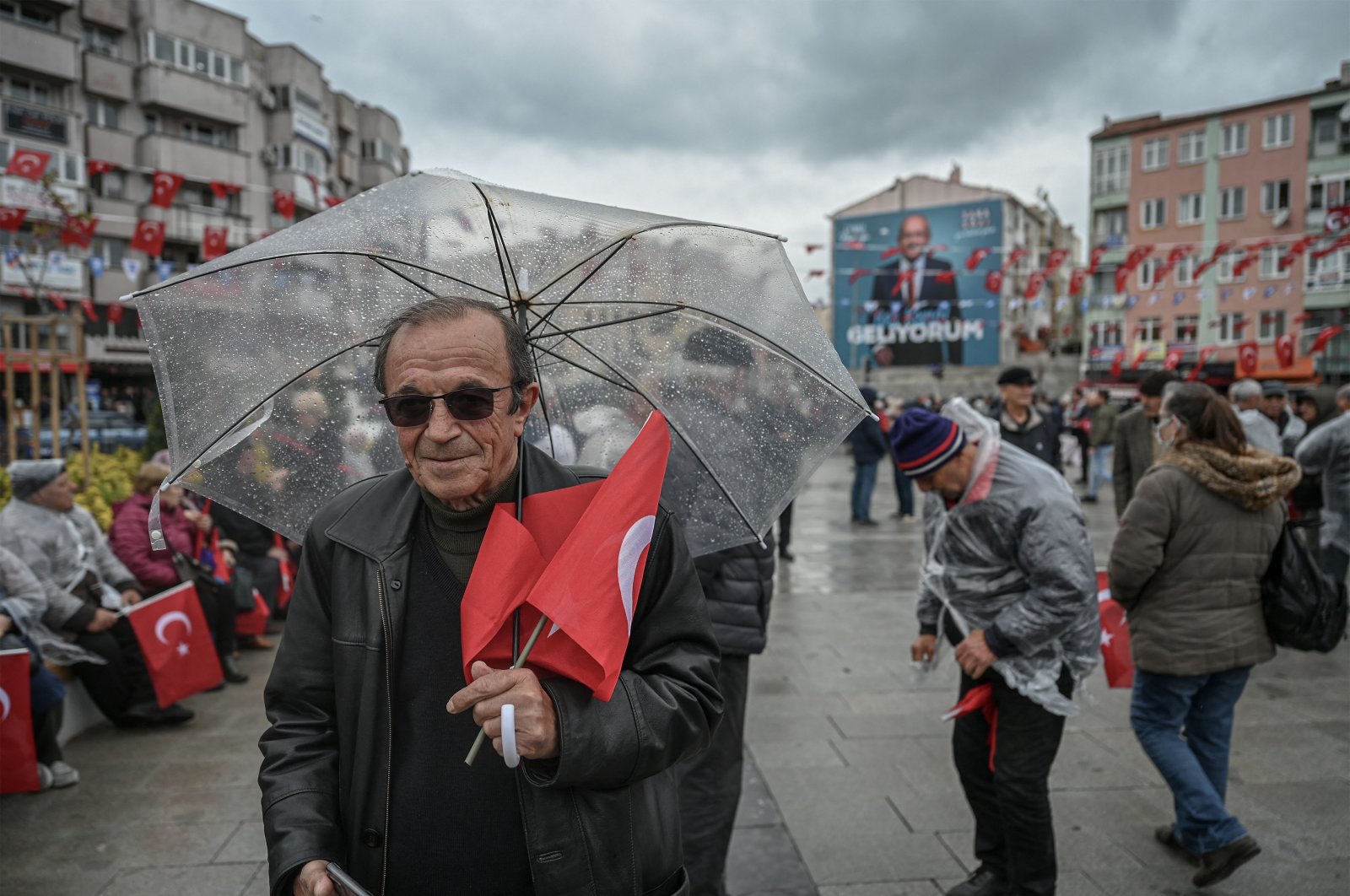 A supporter holds Turkish national flag during a rally of the main opposition Republican People&#039;s Party (CHP) Chair and presidential candidate Kemal Kılıçdaroğlu, Çanakkale, western Türkiye, April 11, 2023. (AFP Photo)