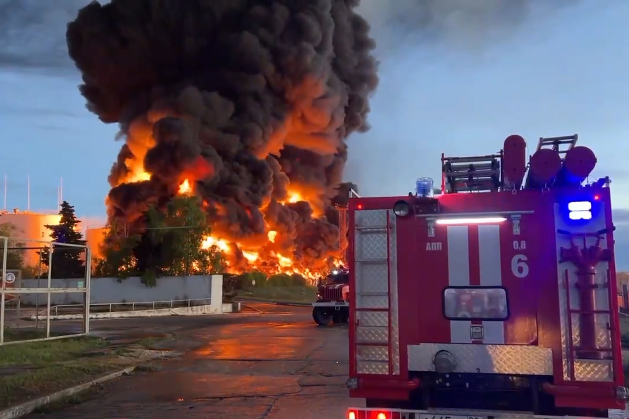 Asap dan api mengepul dari tangki bahan bakar yang terbakar di Sevastopol, Krimea, 29 April 2023. (Foto AP)