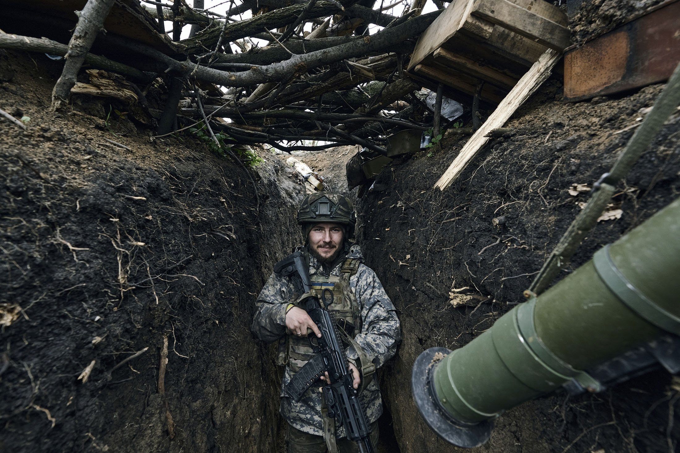 Seorang tentara Ukraina berdiri di parit di garis depan dekat Avdiivka, sebuah kota timur di mana pertempuran sengit melawan pasukan Rusia telah terjadi, di wilayah Donetsk, Ukraina, 28 April 2023. (Foto AP)