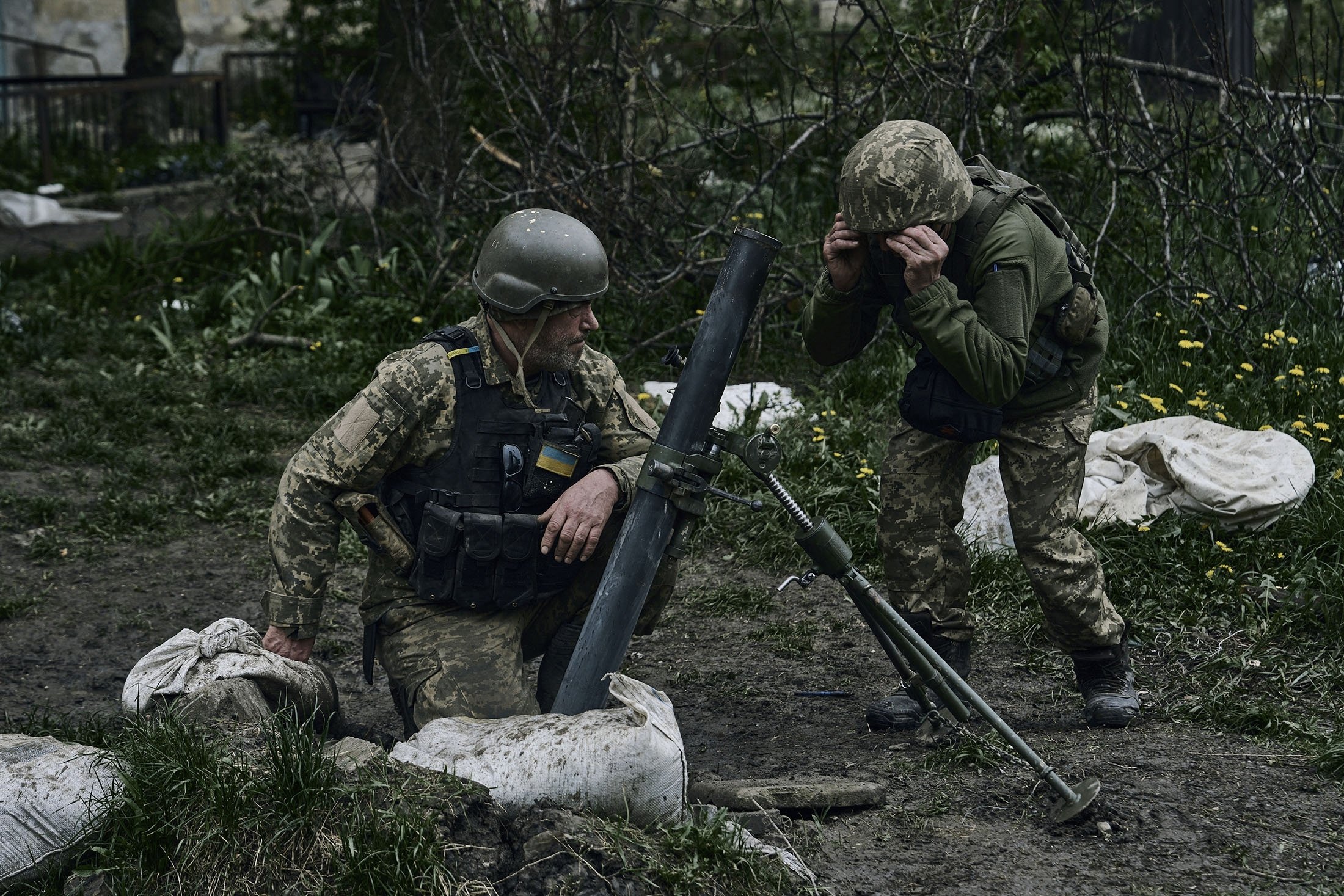 Tentara Ukraina bersiap untuk menembak di garis depan dekat Avdiivka, sebuah kota timur di mana pertempuran sengit melawan pasukan Rusia telah terjadi, di wilayah Donetsk, Ukraina, 28 April 2023. (Foto AP)