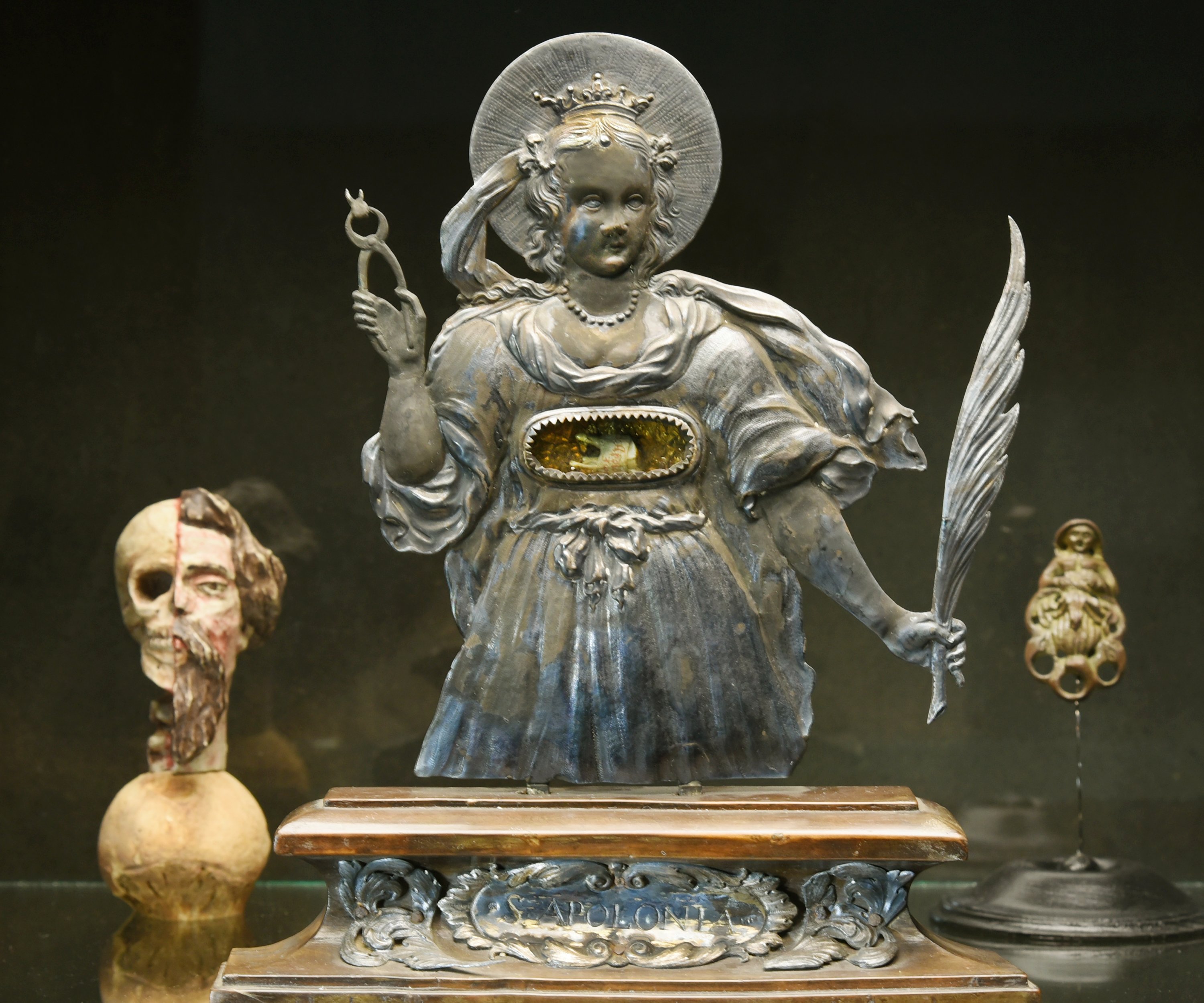 Patung perak Apollonia, santo pelindung kedokteran gigi, terlihat di sini dengan relikui langka dari abad ke-19, berisi apa yang dikatakan sebagai salah satu gigi Apollonia.  (Foto dpa)