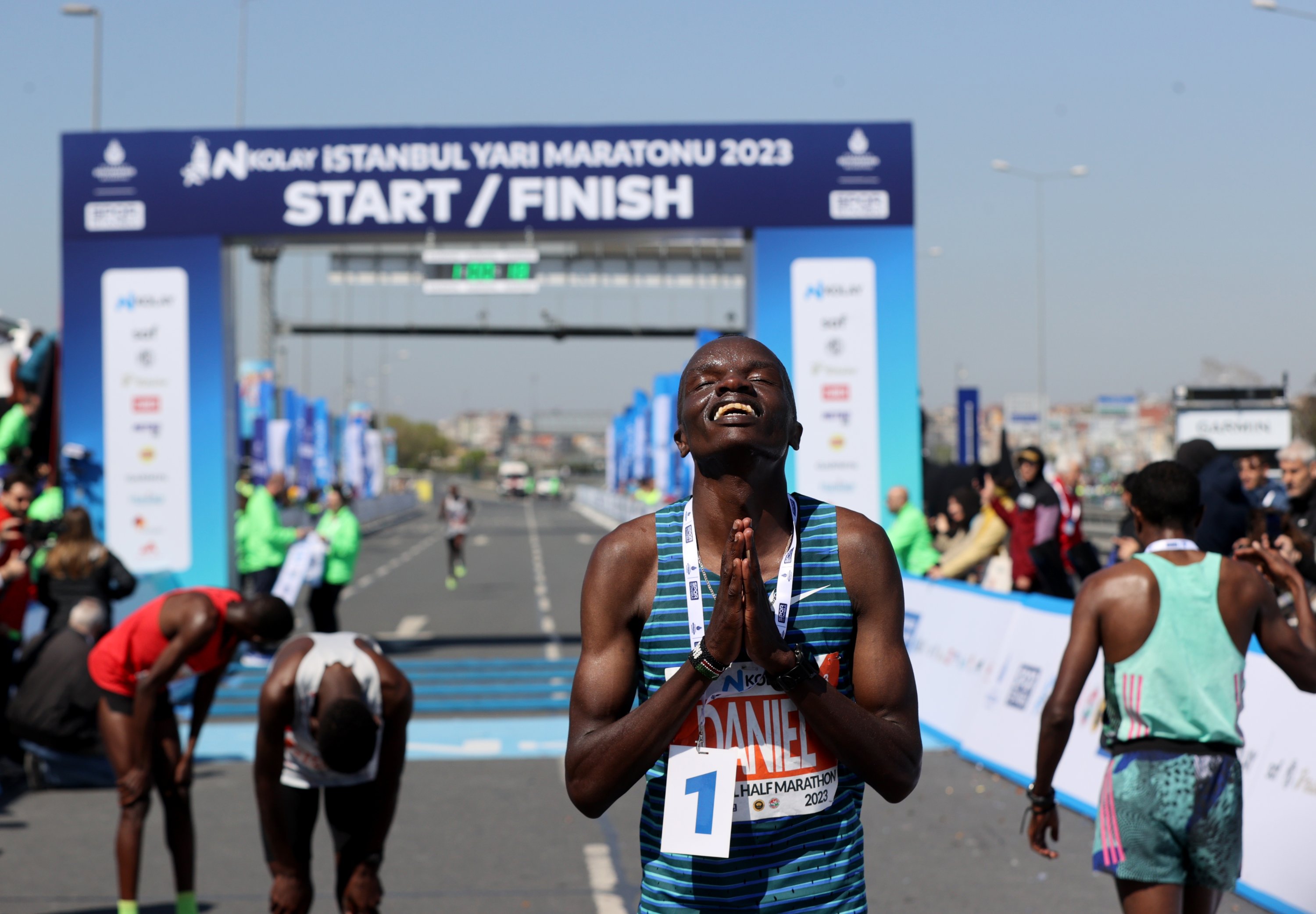Kenya Daniel Simiu Ebenyu setelah menang di Istanbul Half Marathon, Istanbul, Türkiye, 30 April 2023. (AA Photo)
