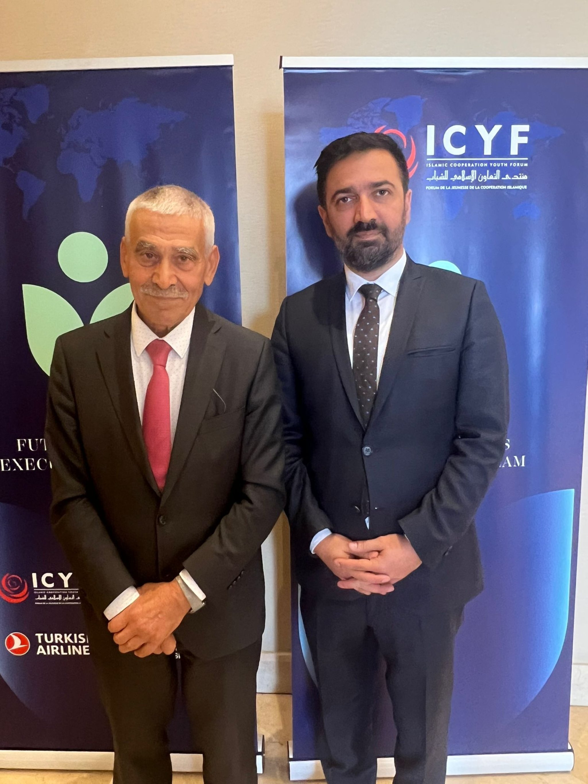 Mantan Penjabat Sekretaris Jenderal di OPEC Adnan Shihab-Eldin (kiri) bersama Mehmet Çelik dari Daily Sabah selama acara di Istanbul, Türkiye, 28 April 2023.